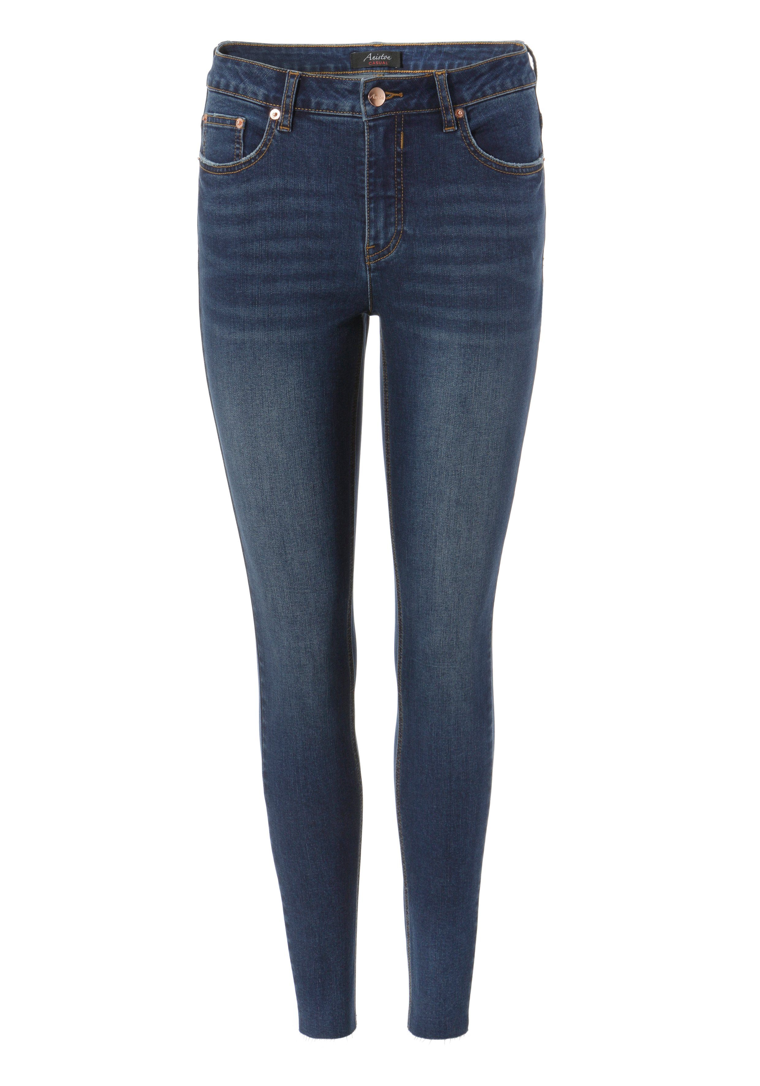 CASUAL regular Skinny-fit-Jeans ausgefransten darkblue waist - mit Aniston Beinabschluss