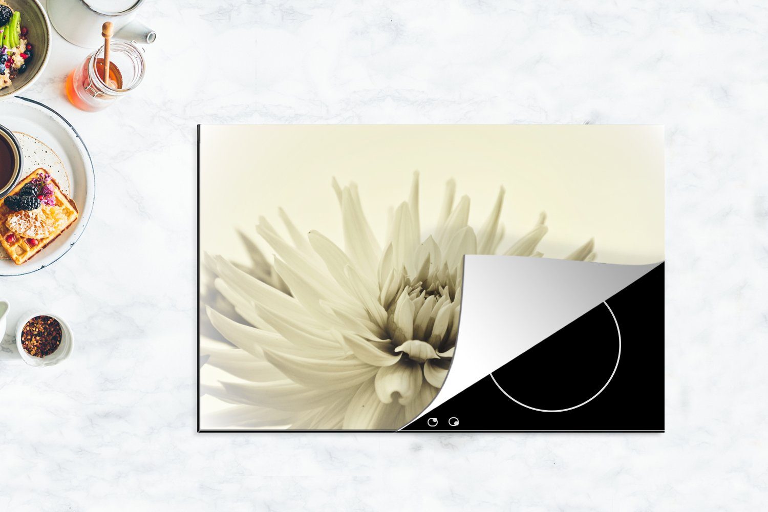 MuchoWow Herdblende-/Abdeckplatte Weiße Dahlienblüte für cm, küche, Schutz (1 tlg), die Induktionskochfeld 81x52 Ceranfeldabdeckung Vinyl, Sepia-Fotodruck