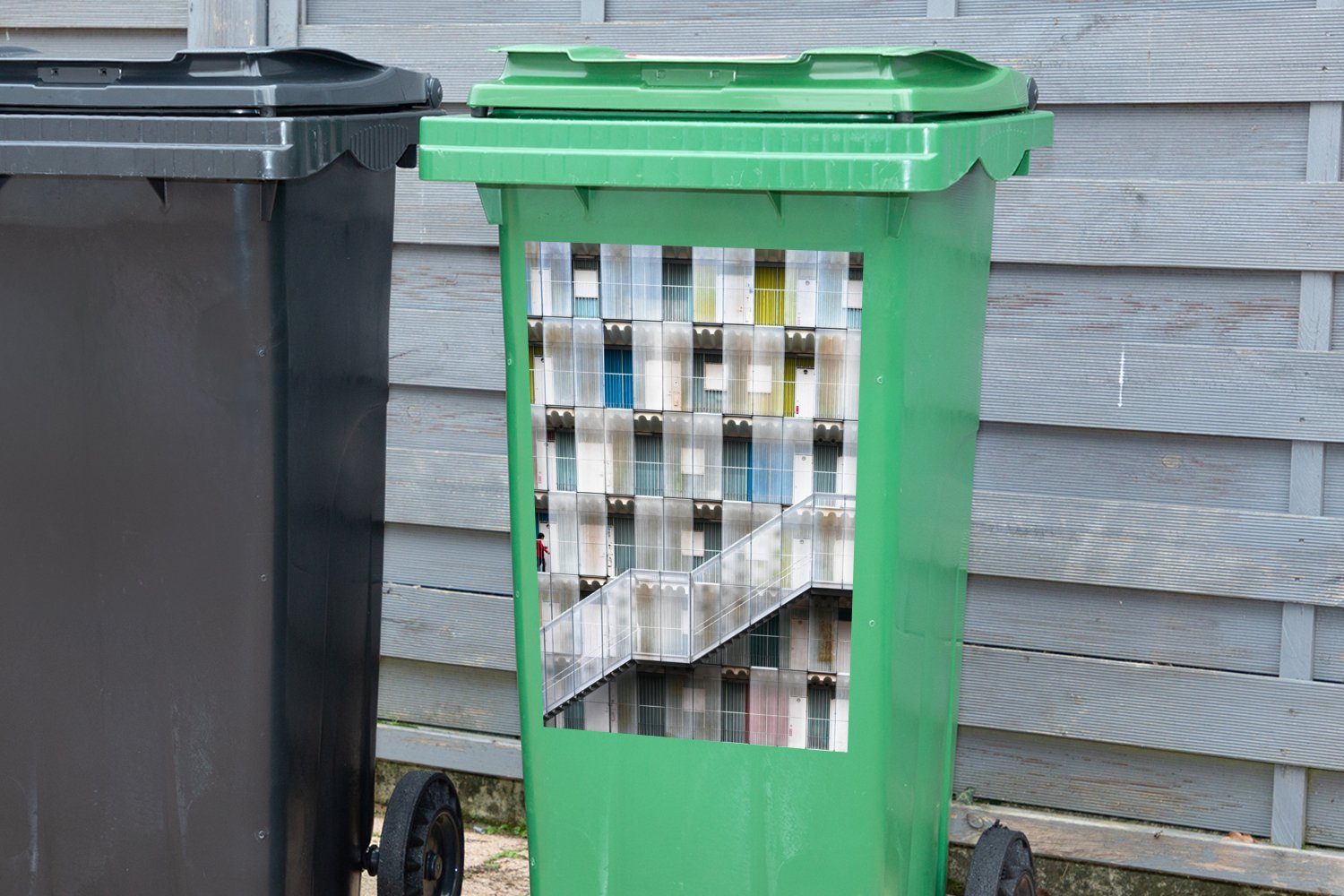 Farbenfroh Container, Treppen - Abfalbehälter MuchoWow Mülltonne, - Türen - Wohnungen (1 St), Mülleimer-aufkleber, Wandsticker Sticker,