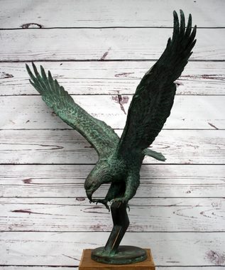 Bronzeskulpturen Skulptur Bronzefigur Adler im Stuzflug Raubvogel