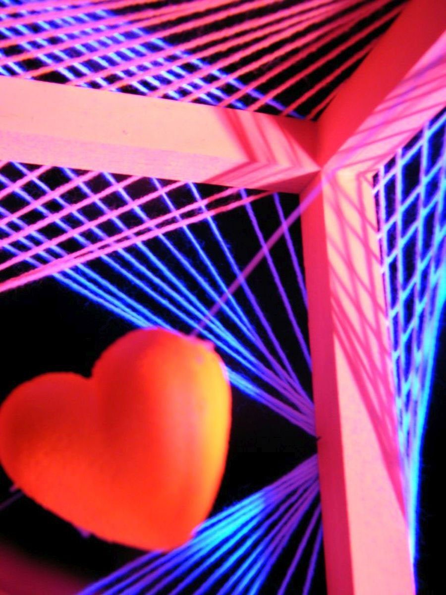 PSYWORK Dekoobjekt Würfel 3D unter Schwarzlicht Schwarzlicht StringArt "Burning leuchtet UV-aktiv, Heart", 25cm, Fadendeko
