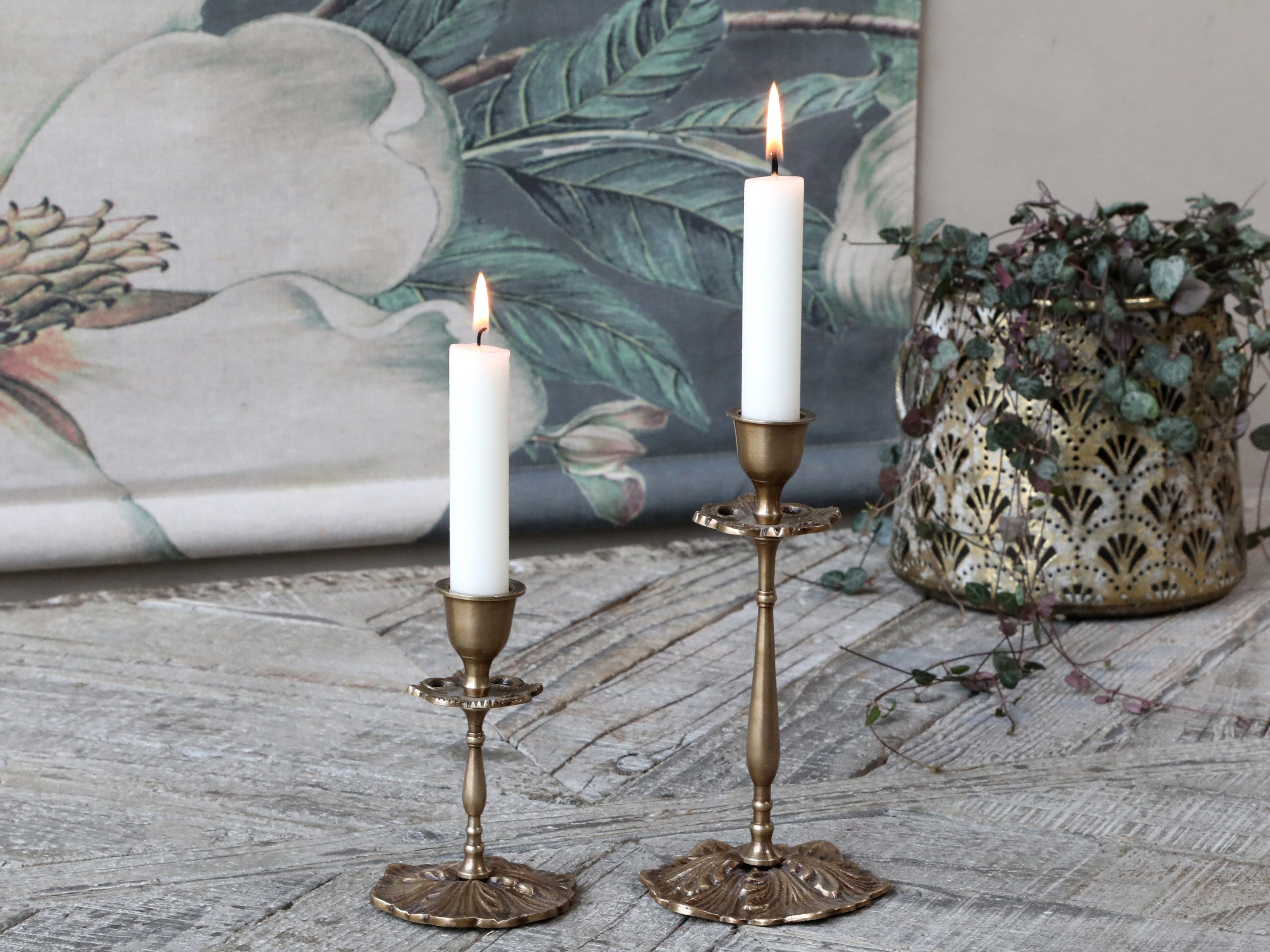 Chic Antique Kerzenständer Kerzenständer Messing – Stabkerzenhalter Antique Messing in 2 Größen, Edles Antique-Messing-Finish Dekorativer Fuß mit Blütenornament
