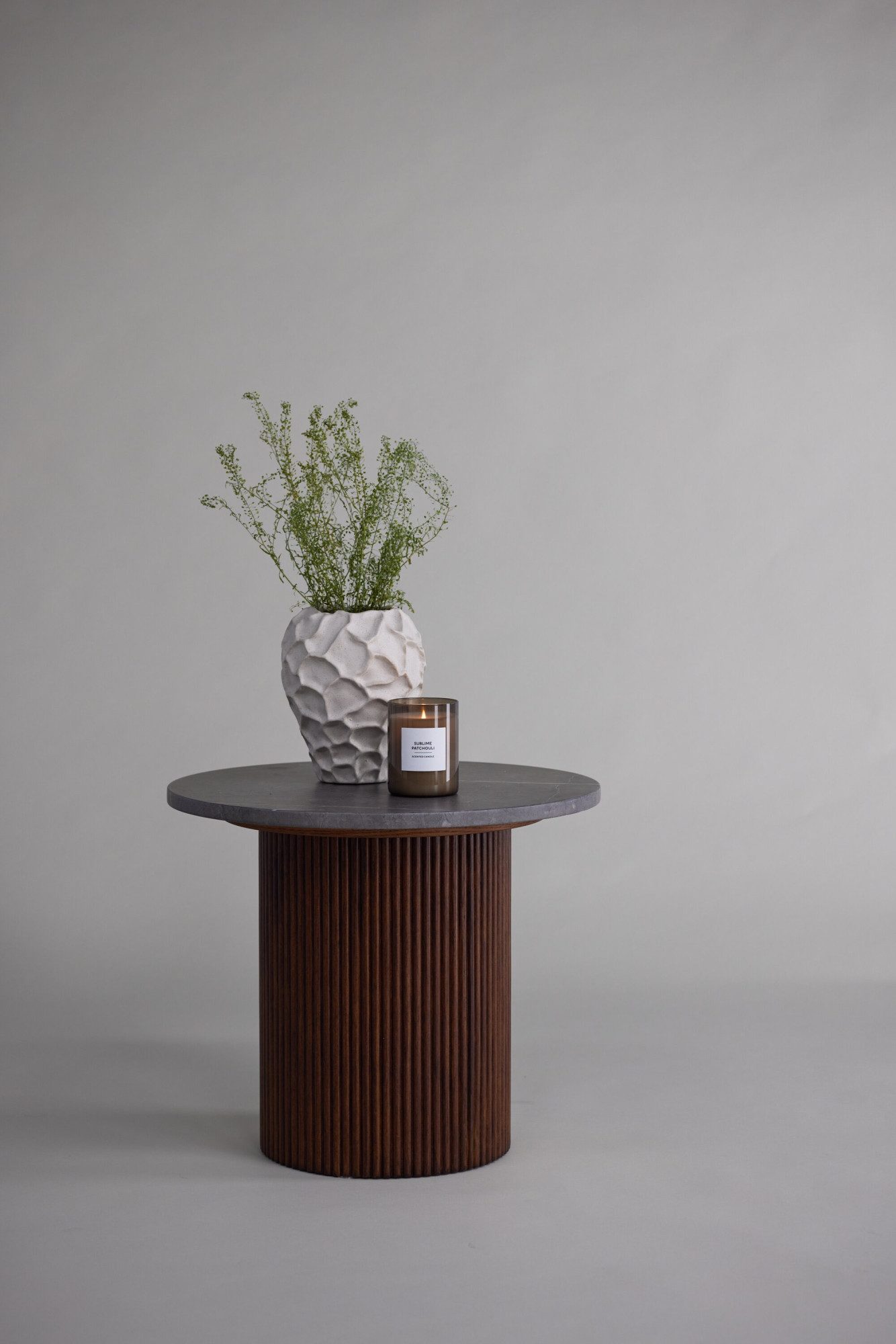 Venture Home Beistelltisch Härön, runder Beistelltisch in Marmoroptik mit Walnuss-Beinen, Ø 52 cm, Ablagetisch, Eschenholz, rund, kompakt, anspruchsvoll, edel