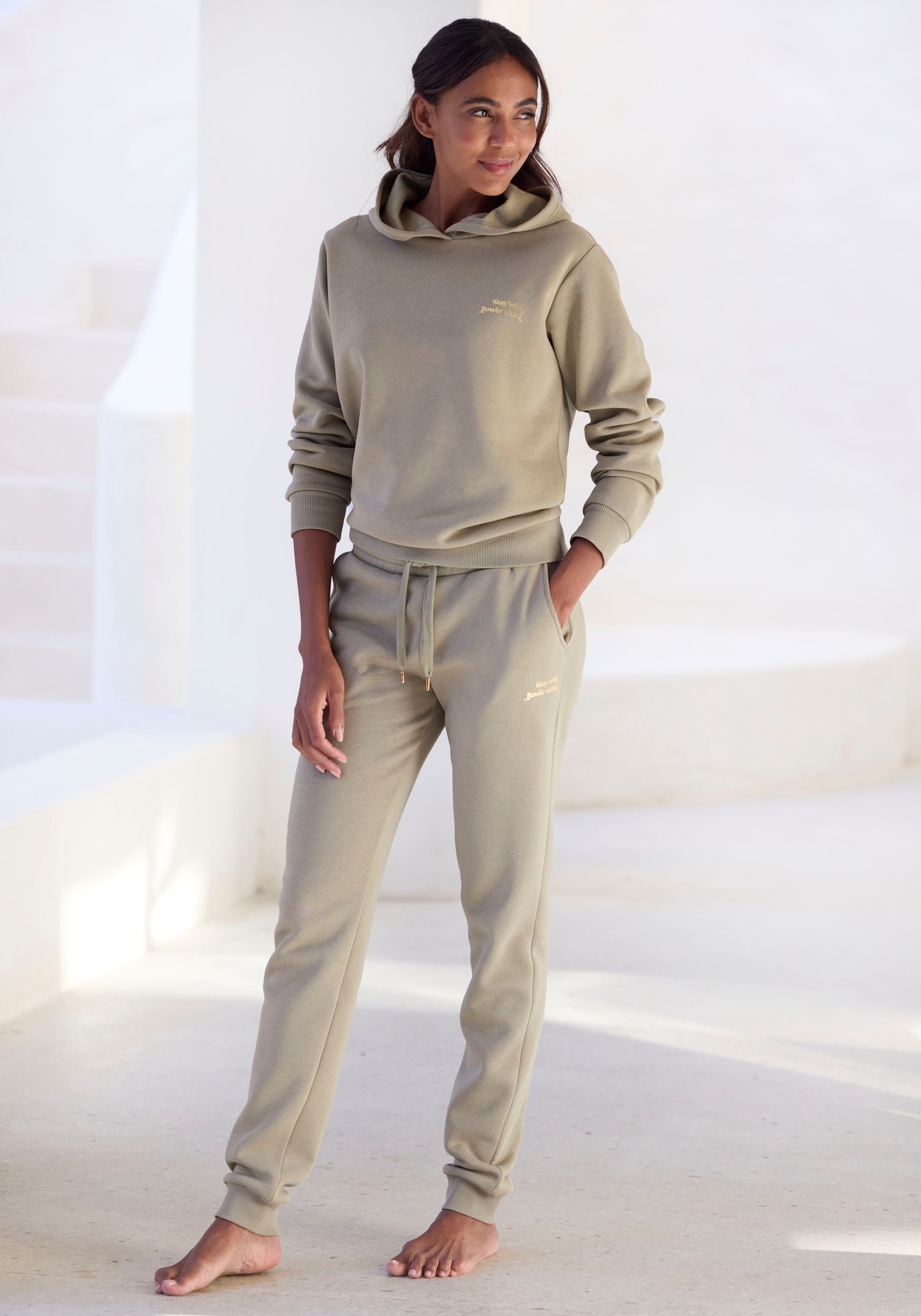 LASCANA Sweathose mit glänzenden Foliendruck, Loungewear