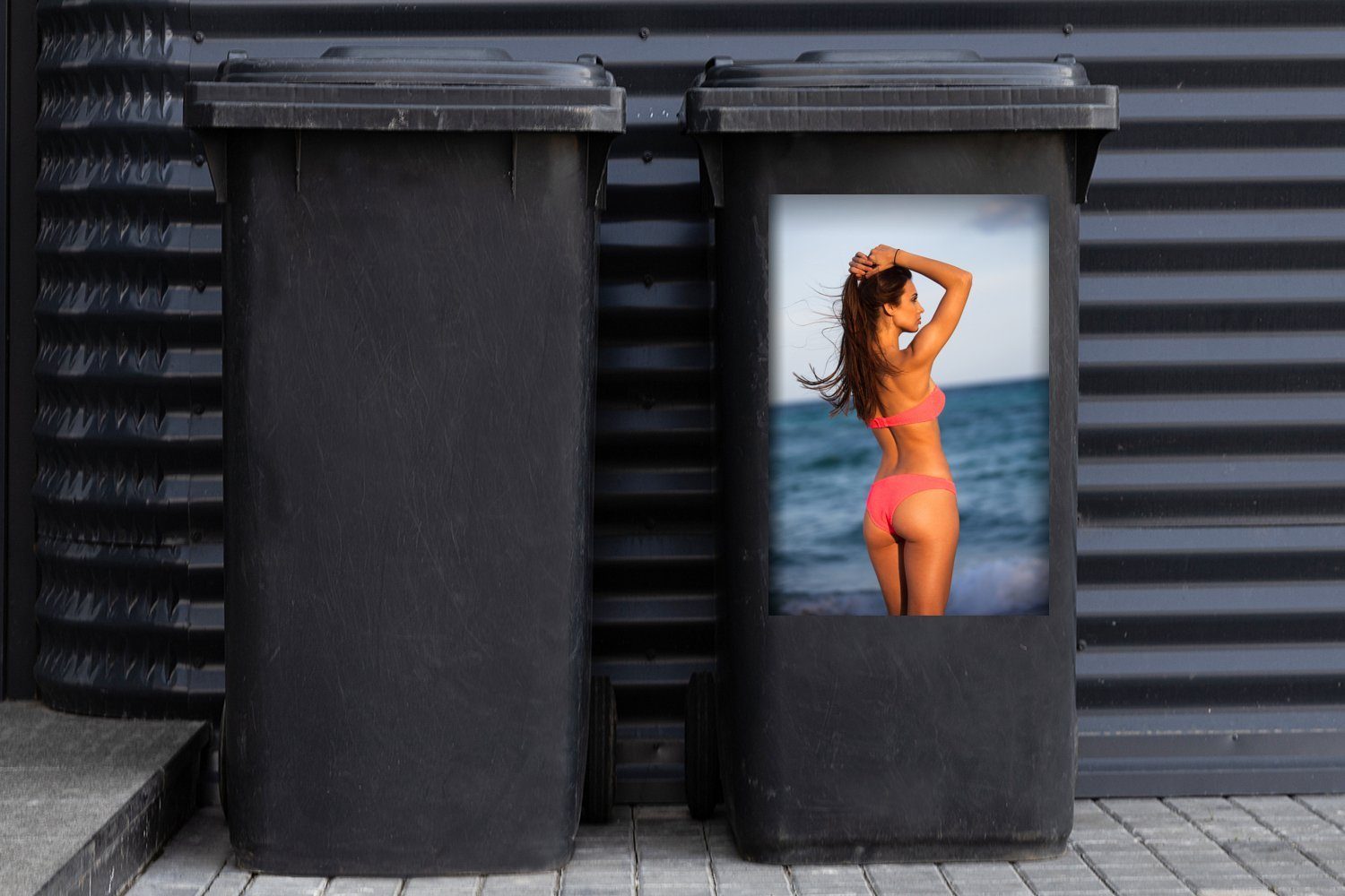 Container, Wandsticker Abfalbehälter St), Mülltonne, Mülleimer-aufkleber, im Bikini Sticker, Junge am (1 MuchoWow Frau Strand