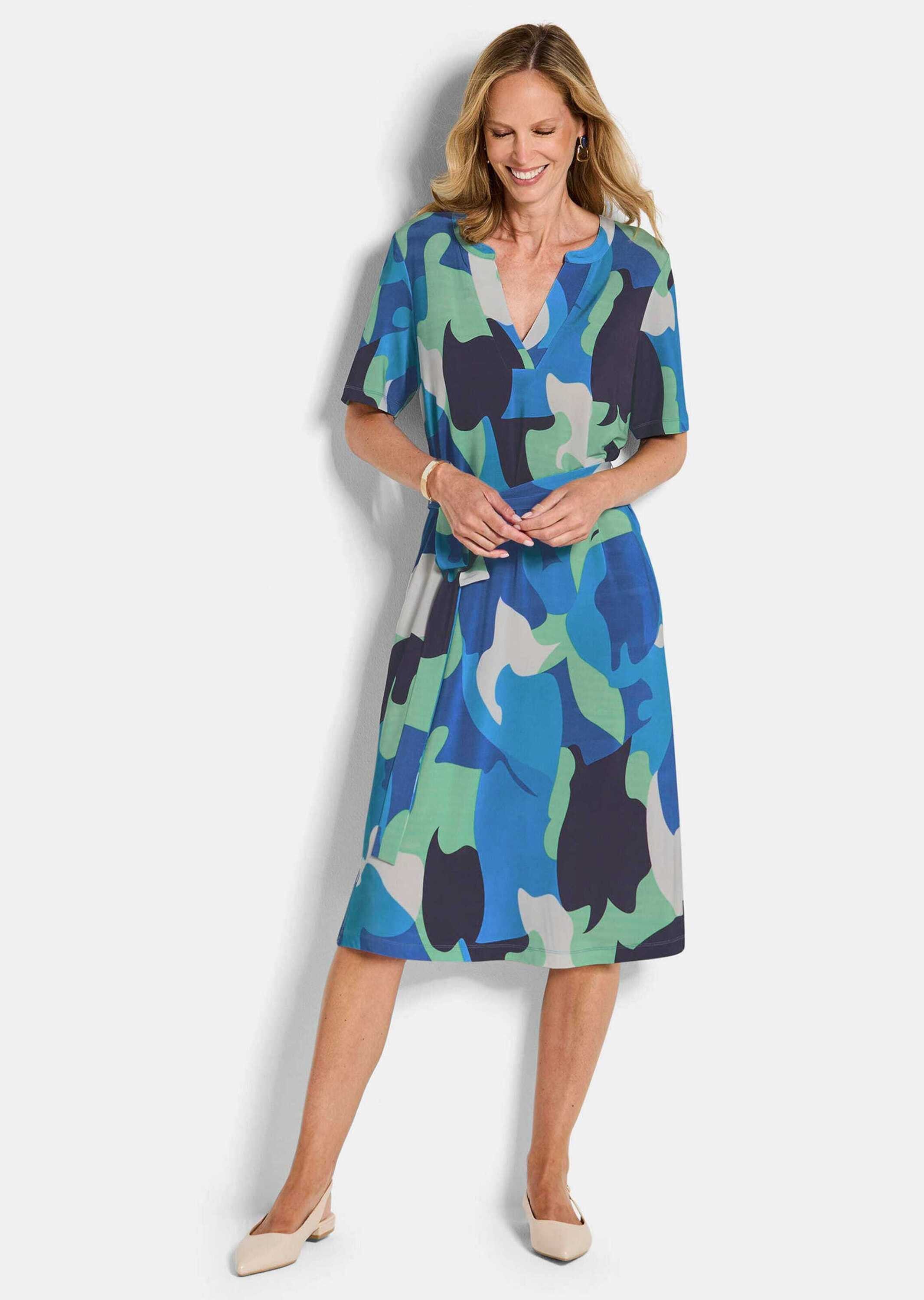 GOLDNER Sommerkleid Druckkleid mit organischem Muster Viskosekleid mit Rundhals mit V-Fortsatz, Wadenlänge und Halbarm