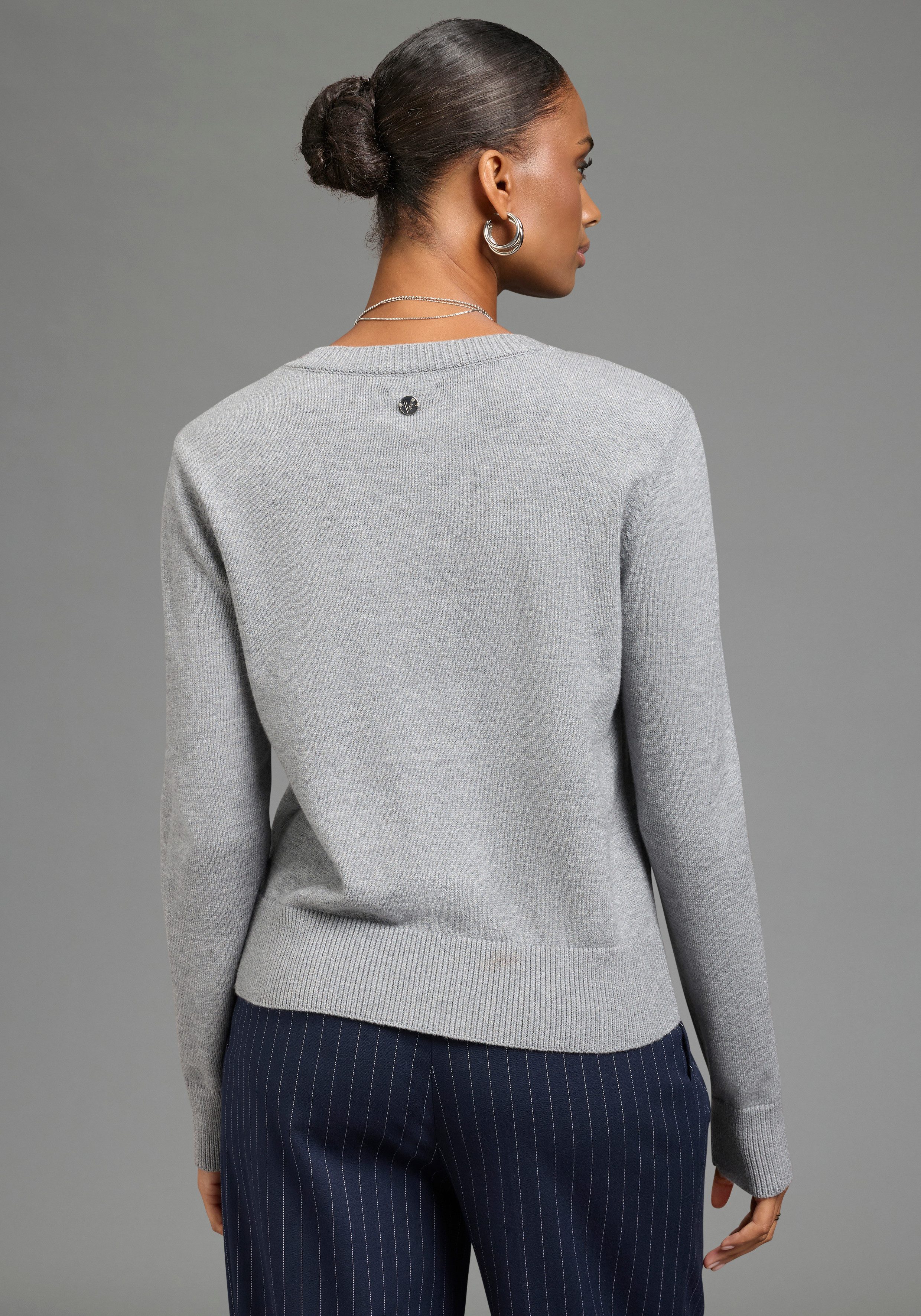 Bruno Banani Cardigan mit markanten Knöpfen figurbetonte Passform, hüftlange Schnittform, mit Rundhalsausschnitt. € 39,99, (€ 39,99 pro 1 Stk).