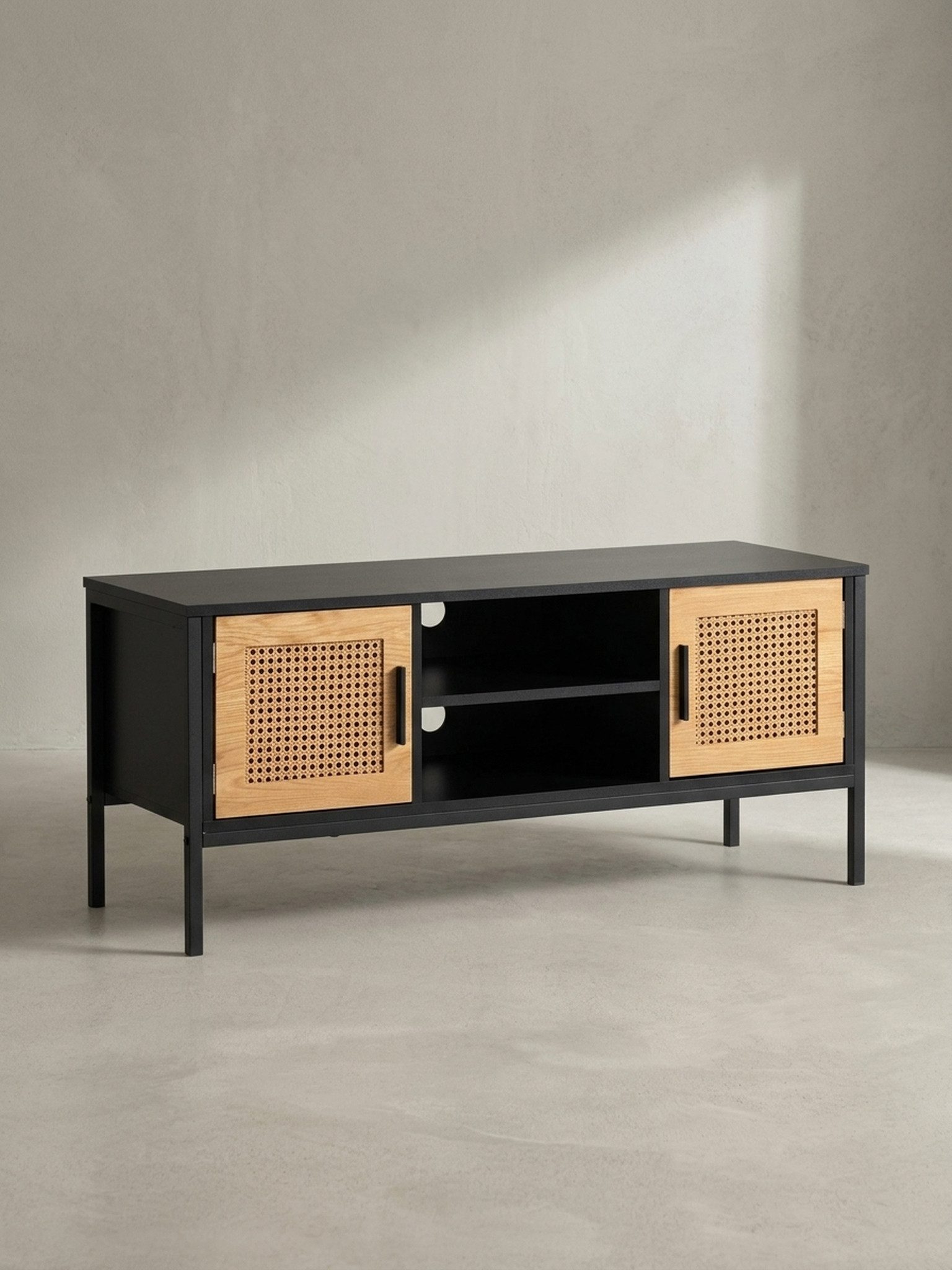 KADIMA DESIGN Lowboard Lowboard Schwarz / Eiche mit Wiener Geflecht 110x48x40 cm TV-Kommode (Türen, Fernsehkommode Wohnzimmer Rattan), Zeitlos, Design TV-Schrank Hoch, Fernsehtisch Fernsehschrank mit