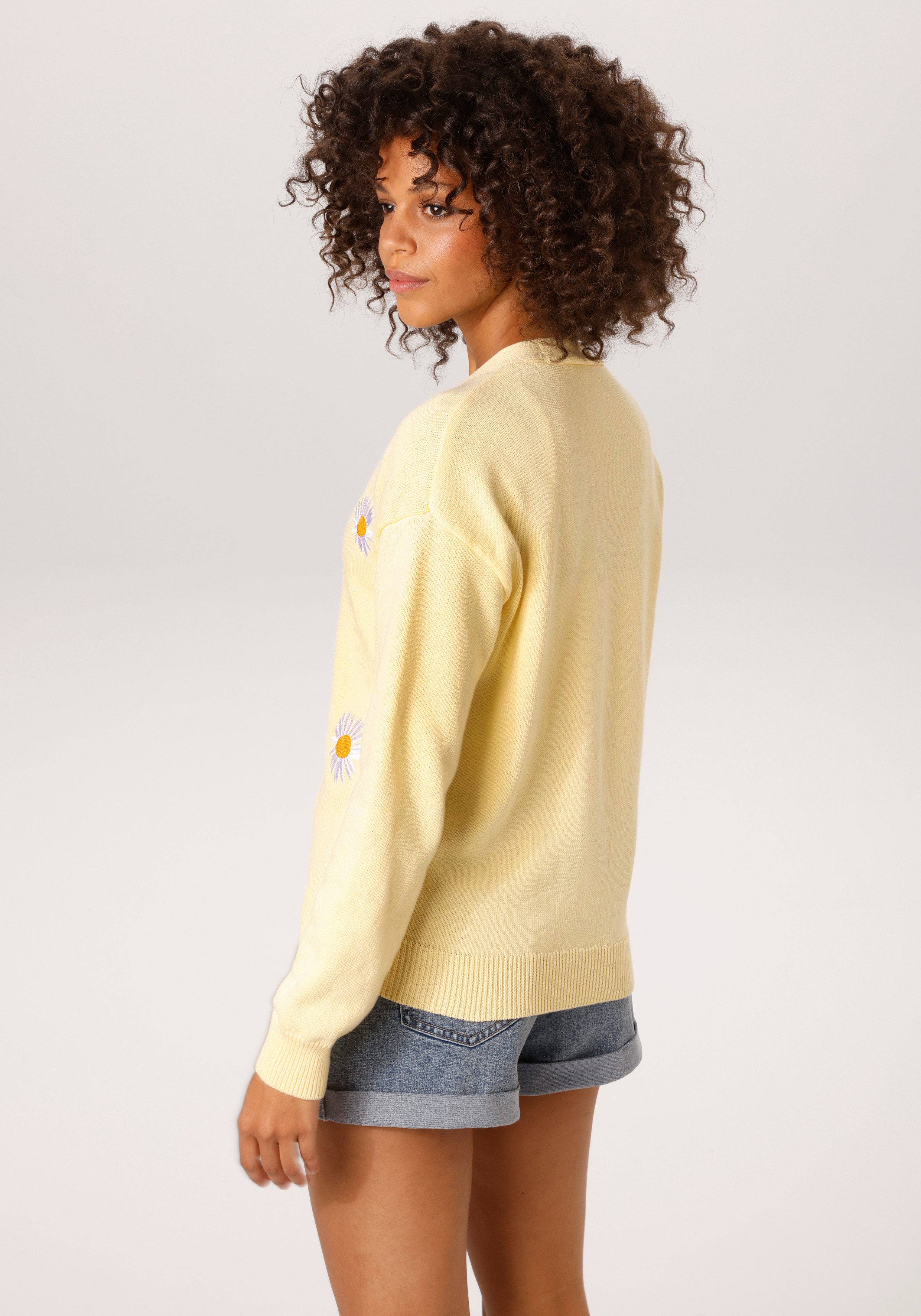Aniston CASUAL Strickjacke mit aufgestickten Margeriten verziert