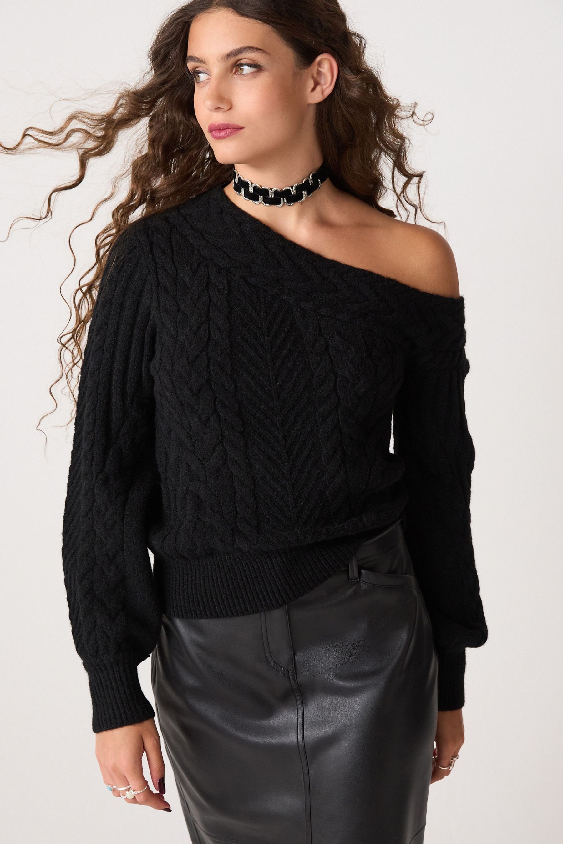 Next Carmenpullover One-Shoulder-Pullover mit Zopfmuster (1-tlg) Black