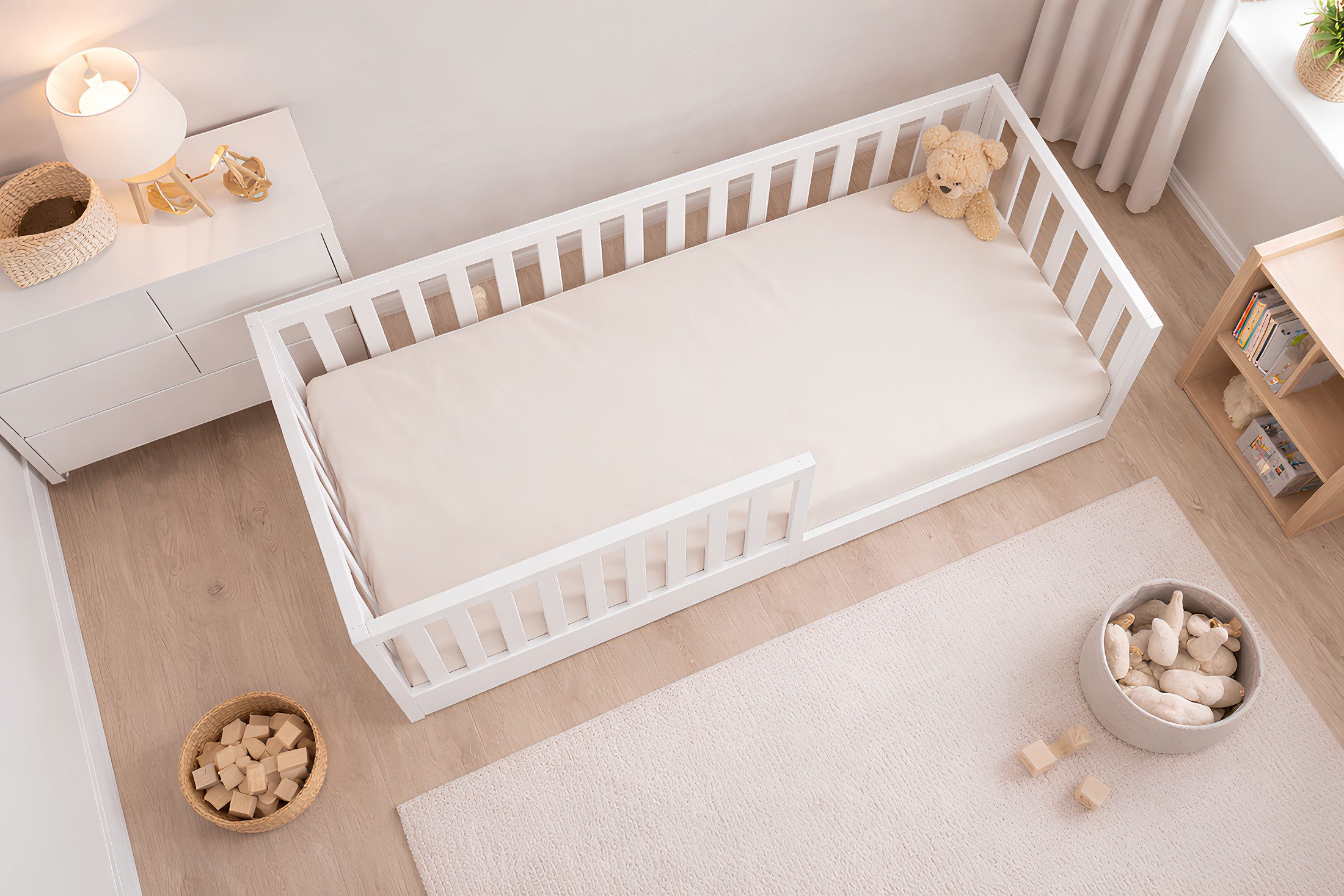 Baby-Delux Einzelbett Montessori Bodenbett, Kinderbett 90x200 cm Weiß Jugendbett mit Rausfallschutz Matratze