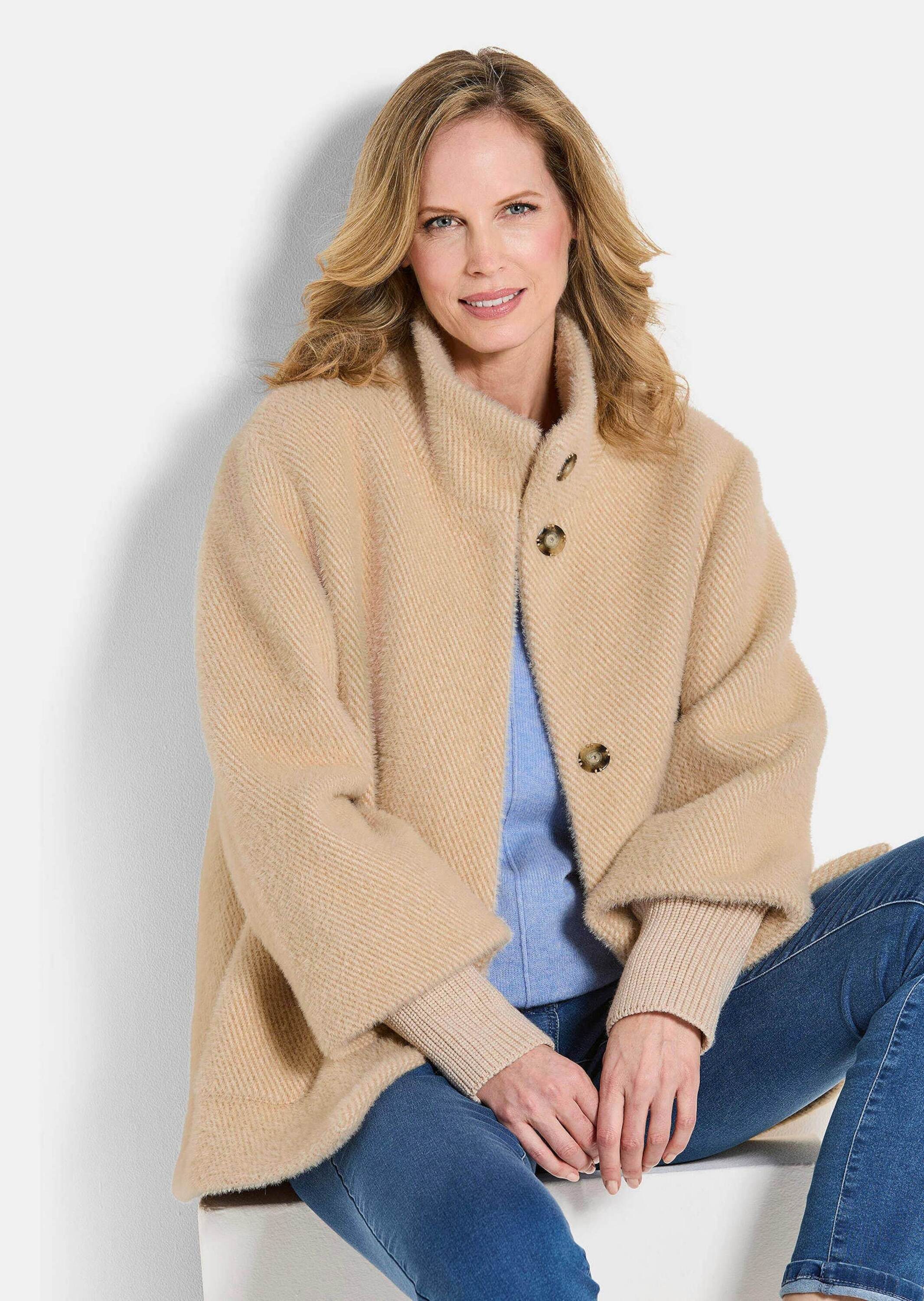 GOLDNER Outdoorjacke Flauschiger Kurzmantel mit Stehkragen Flauschjacke mit aufgesetzten Taschen, Druckknopfleiste und Langarm