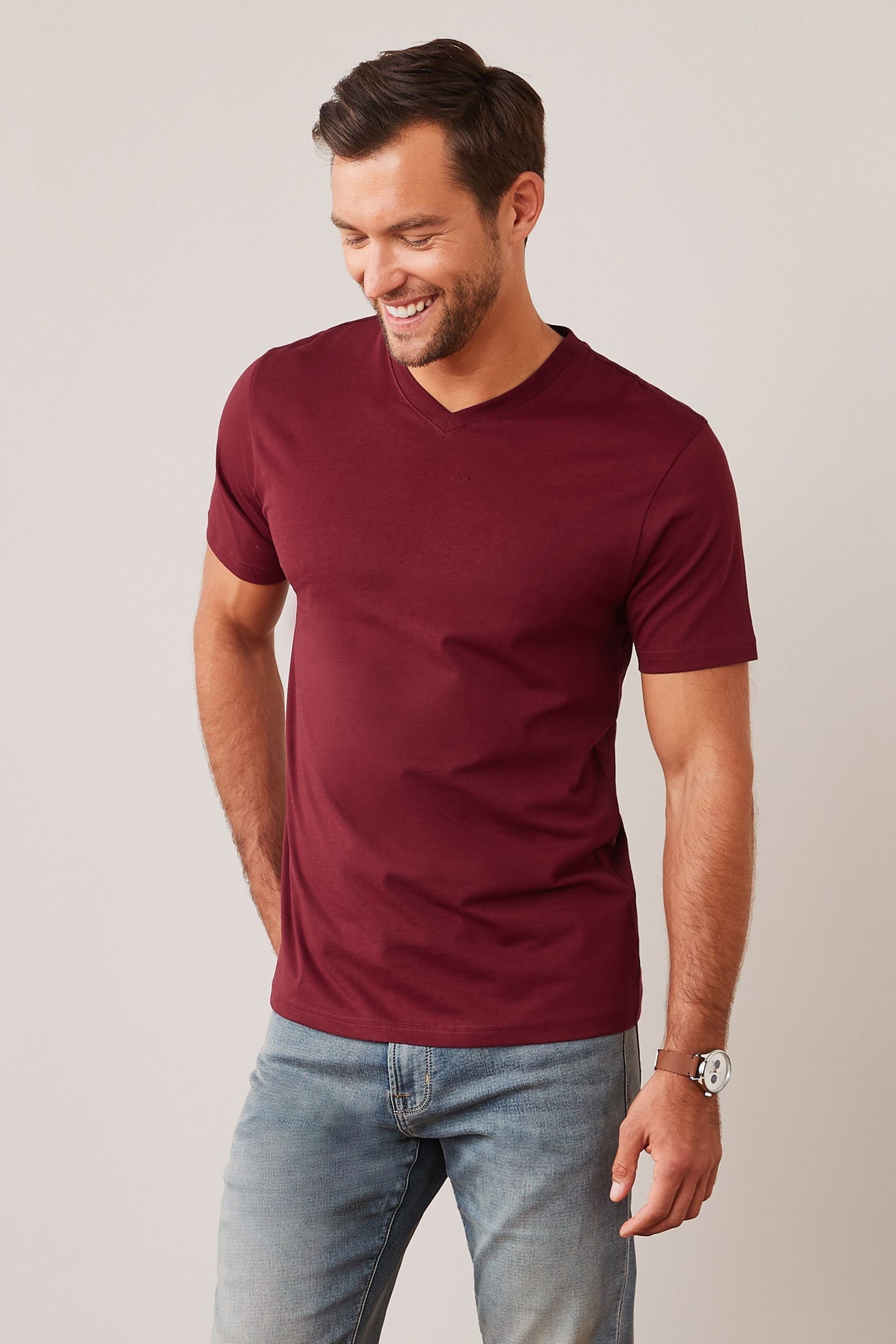 Next T-Shirt V-Ausschnitt im Fit (1-tlg) Regular T-Shirt mit Red Burgundy