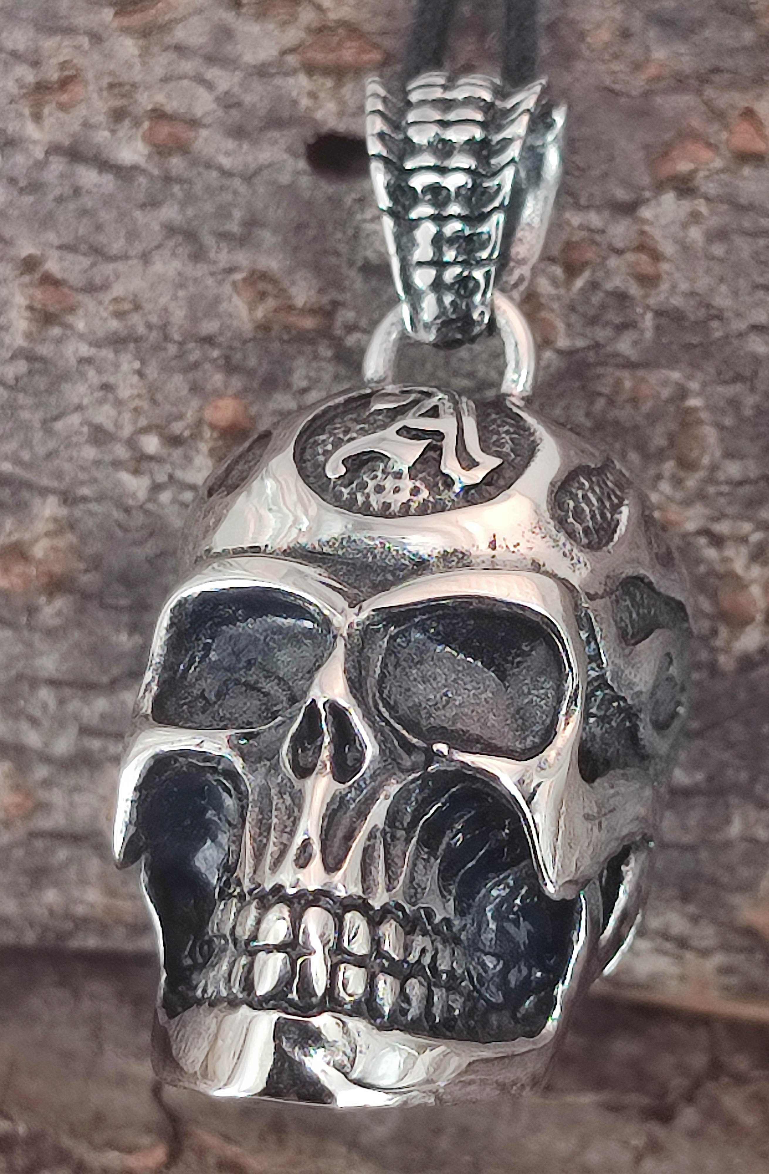 of Edelstahl großer Schädel Totenkopf Leather Kettenanhänger dreidimensional Skull Kiss Anhänger