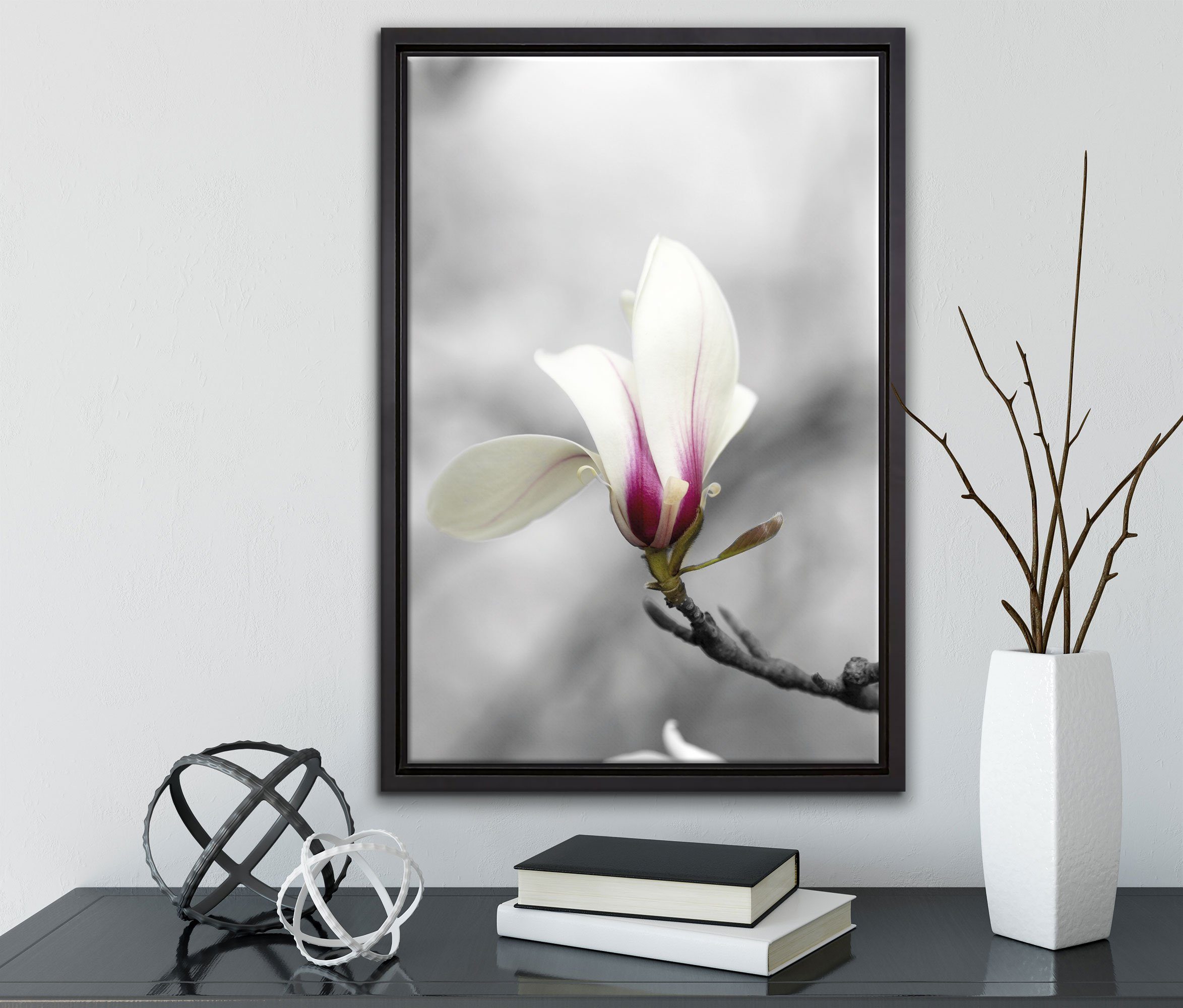 inkl. Leinwandbild Wanddekoration gefasst, fertig am Leinwandbild Weiße einem bespannt, Baum, Schattenfugen-Bilderrahmen St), in Zackenaufhänger (1 Pixxprint Magnolienblüten