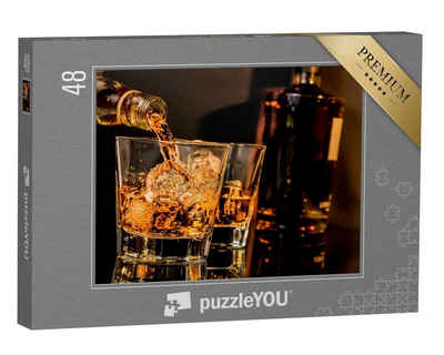 puzzleYOU Puzzle Einschenken von Whiskey in Glas auf Tisch, 48 Puzzleteile, puzzleYOU-Kollektionen Whisky