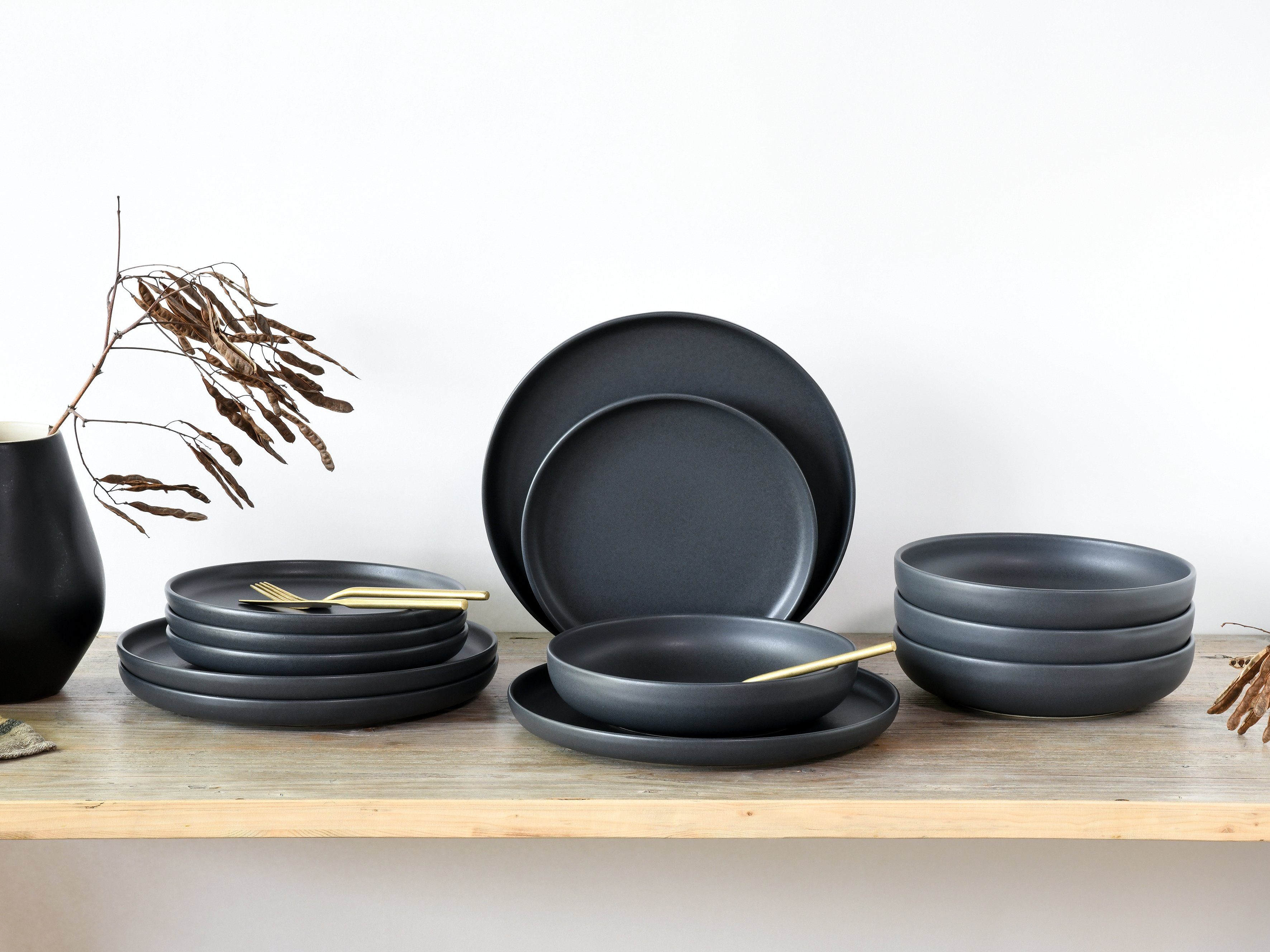 CreaTable Столовый сервиз Geschirr-Set Uno Black (12-tlg), 4 Personen, Steinzeug, Service, schwarz, seidenmatte Spezialglasur,12 Teile, für 4 Personen