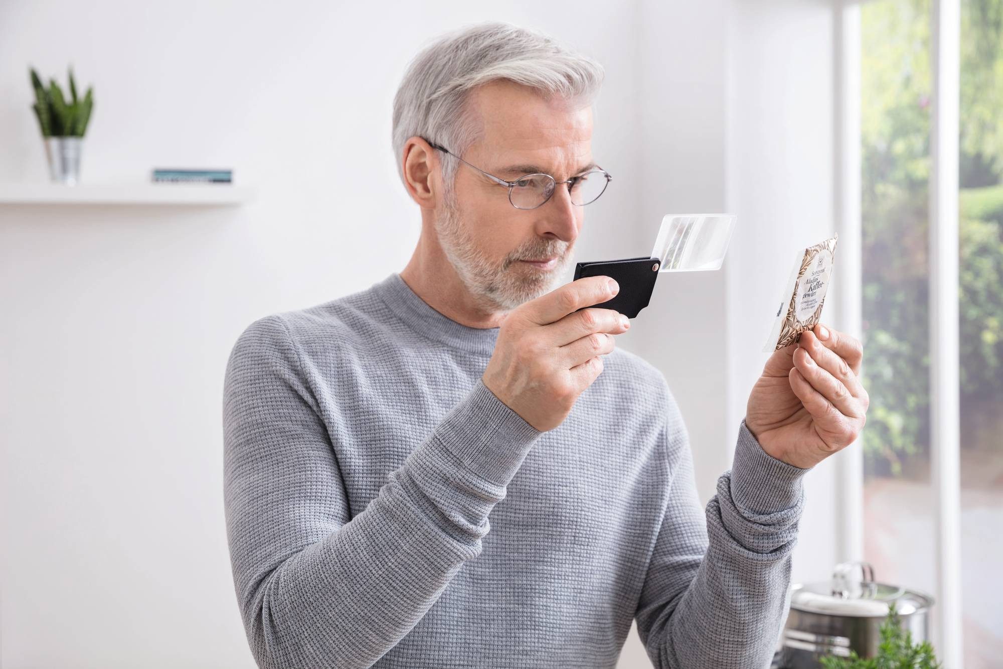 Eschenbach Optik Einschlaglupe visoPOCKET, ideal für Senioren, 1-tlg., Hochwertige Lupe im Taschenformat mit Lederetui