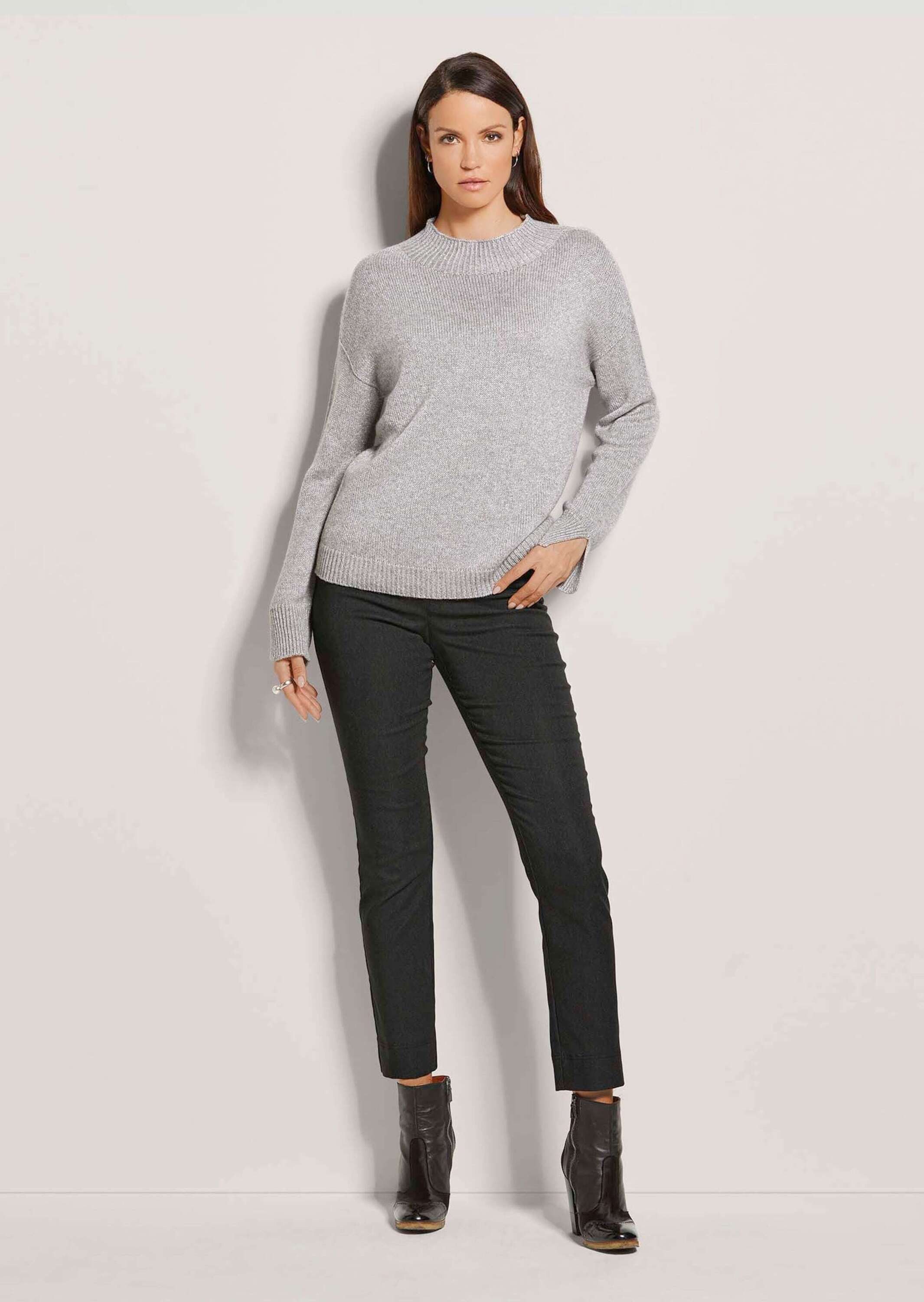 MADELEINE Strickpullover Langarm Stehkragen-Pullover Uni-Design trifft auf modernen Stehkragen ohne Verschluss
