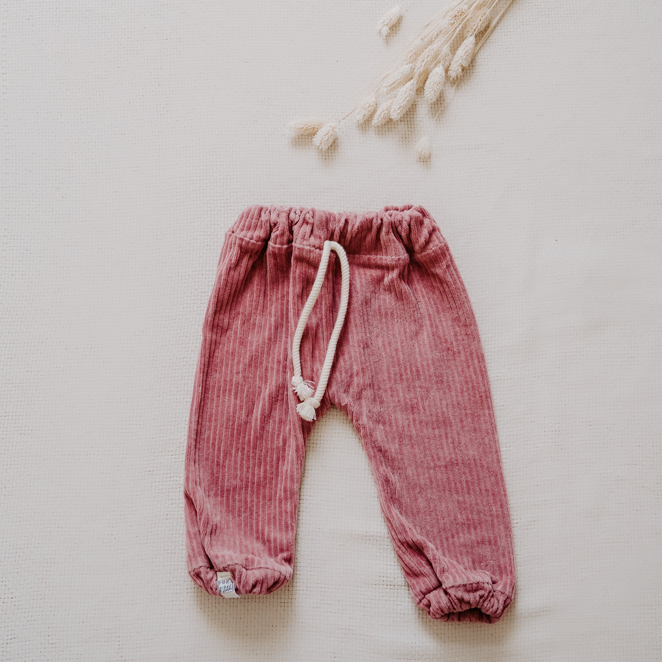 FINO & Stitch Kreativset rosa Jogger - zugeschnitten Baby&Kids Kuschel-Cord Nähset DYI Pants 
