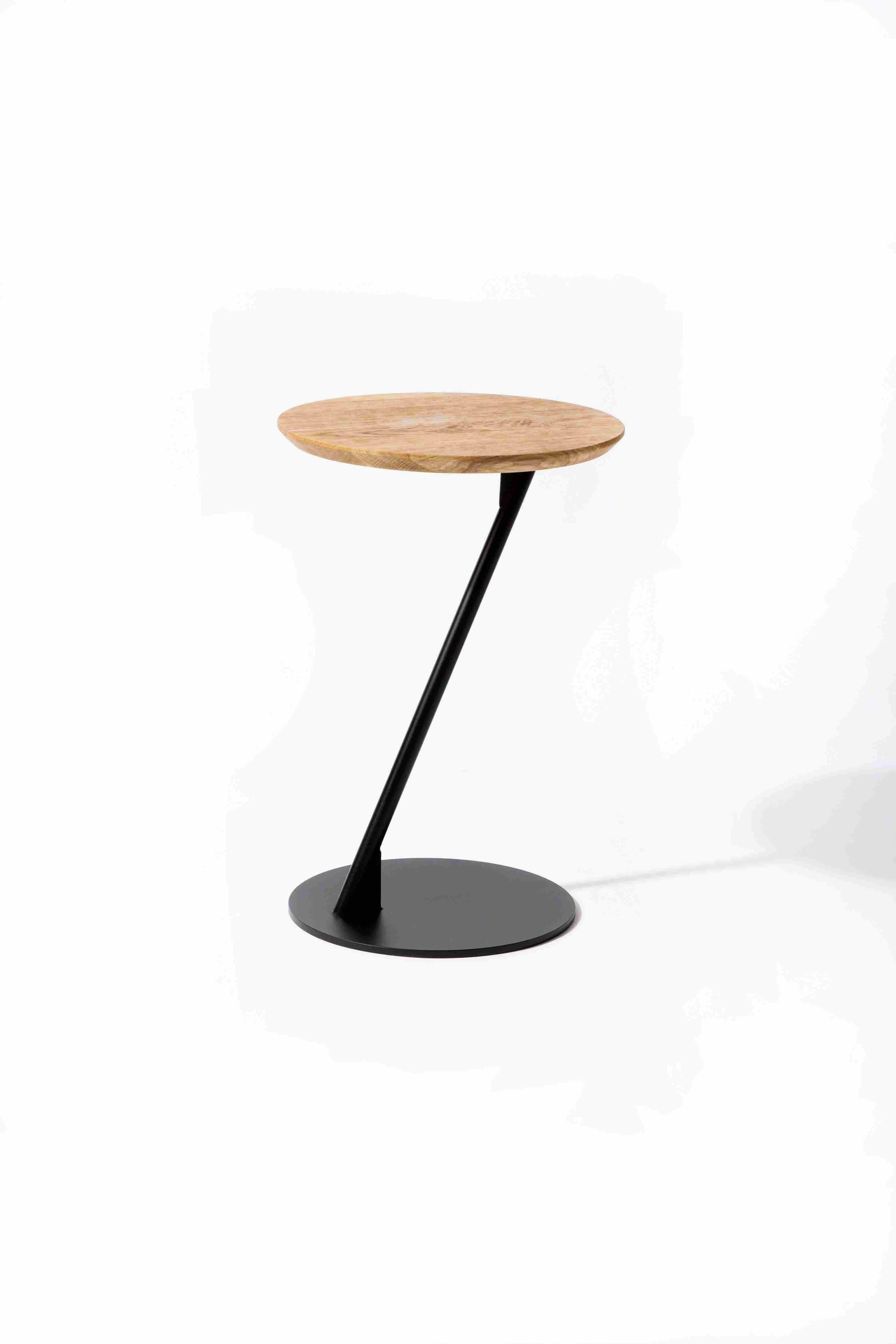 andas Couchtisch Kurikka, Tischplatte aus massiver Eiche, Gestell aus