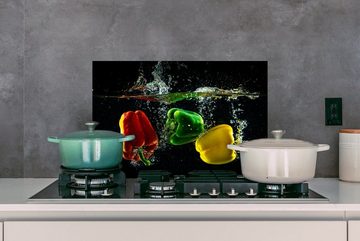 MuchoWow Küchenrückwand Paprika - Gemüse - Wasser - Schwarz - Rot - Grün - Gelb, (1-tlg), 60x40 cm, Herdblende aus Wandschutz, Temperaturbeständig küchen