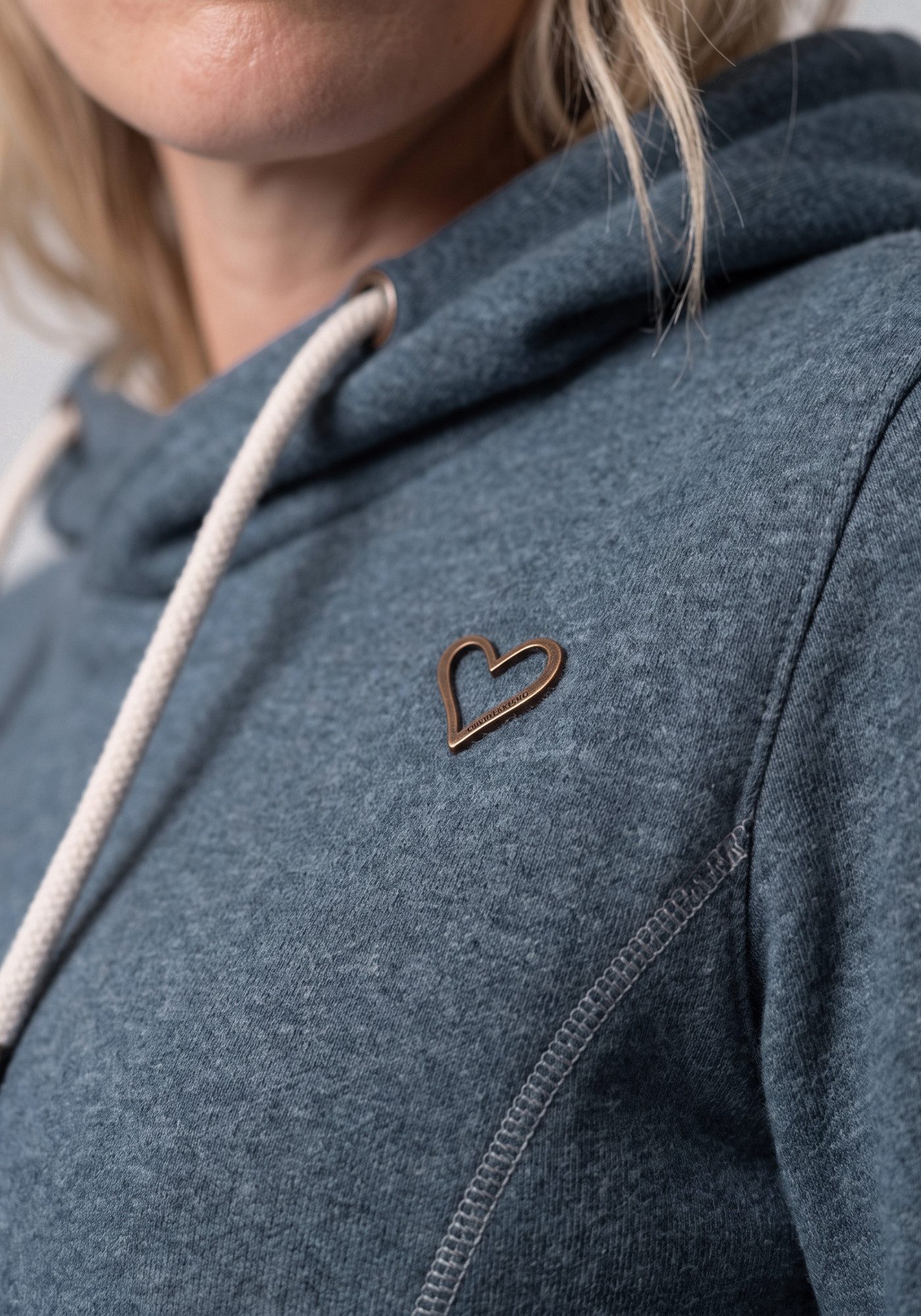 Alife & Kickin Kapuzensweatshirt AlvaAK A schlichtes Kapuzensweatshirt mit Herz-Aufnäher, länger geschnitten – Bild 4 von 5