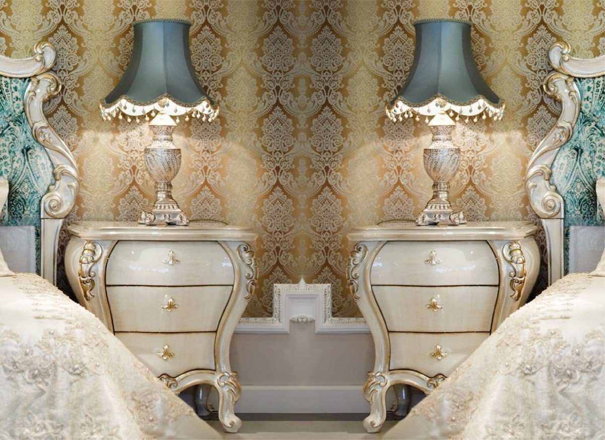 Casa Padrino Beistelltisch Luxus Barock Nachtkommoden Set Creme / Gold 60 x 55 x H. 68 cm - Prunkvolle Massivholz Nachttische - Barock Schlafzimmer Möbel