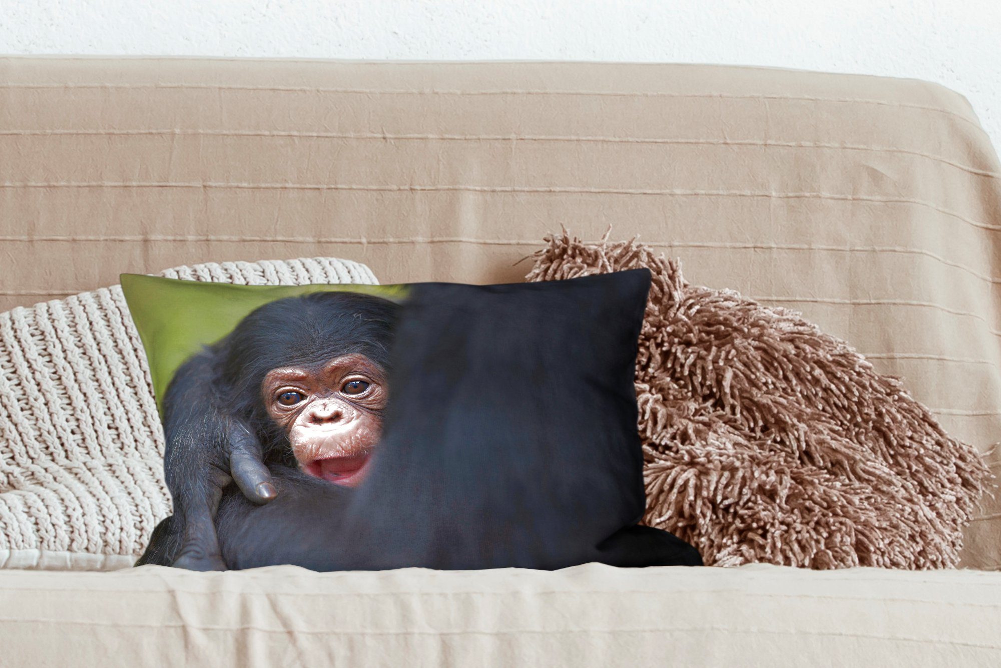 kleiner Dekoration, MuchoWow den Füllung, in Armen Ein Tansania, Schimpanse Dekokissen seiner mit in Dekokissen Wohzimmer Zierkissen, Mutter Schlafzimmer