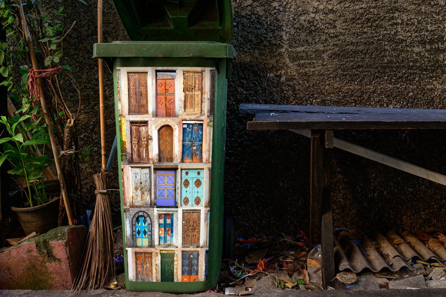 - Collage Mülleimer-aufkleber, MuchoWow Türen - Vintage Container, (1 St), - Wandsticker Architektur Mülltonne, Sticker, Abfalbehälter