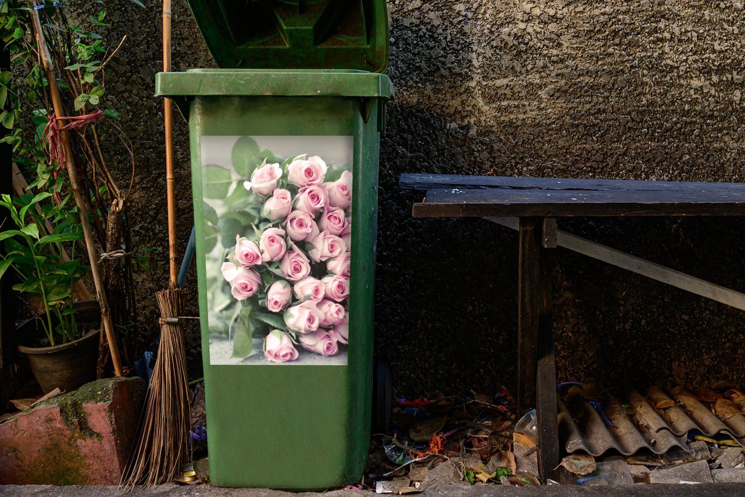 MuchoWow Wandsticker Ein großes Buch auf St), Mülltonne, Container, Mülleimer-aufkleber, Abfalbehälter mit Tisch. einem rosa (1 Rosen Sticker, liegt