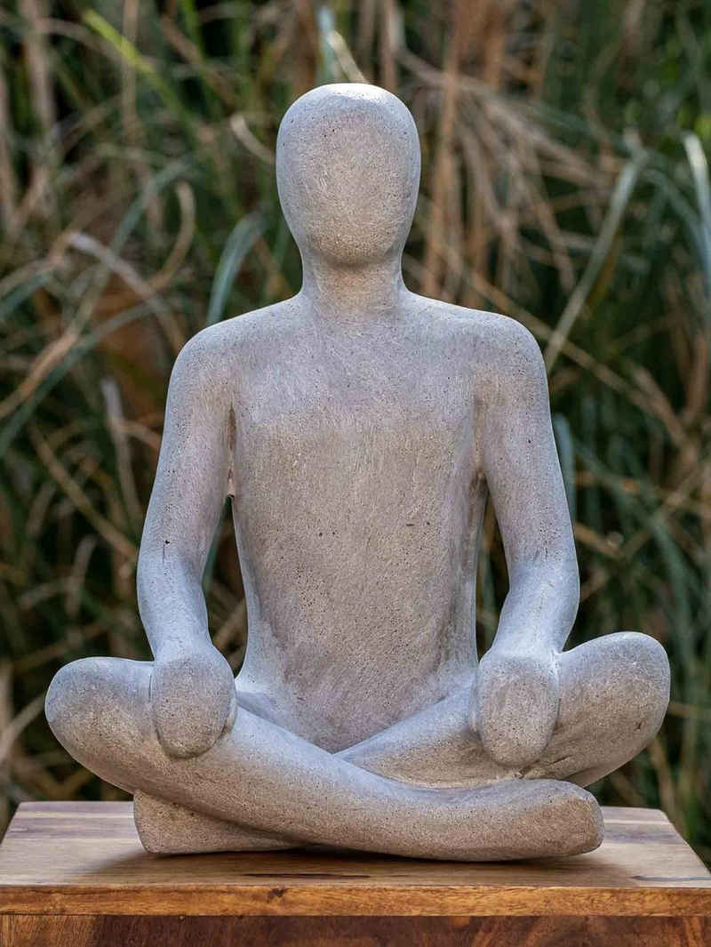 IDYL Dekofigur »IDYL Moderne Skulptur Figur Sandsteinguss "Sitting Man crossed legs"«, Diese Figuren fallen auf durch ihre Schlichtheit und Eleganz. Die dezent strukturierte und matte Oberfläche mit weichen Erscheinungsbild prägen den Charakter dieser Statuen.
