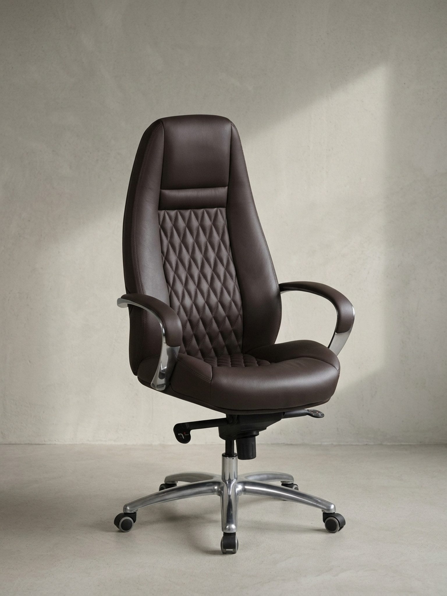 KADIMA DESIGN Chefsessel Premium-Bürostuhl MADRID - Echtleder für bequemes Arbeiten (Armlehnen, Wippmechanik, Multiblock-Mechanik)