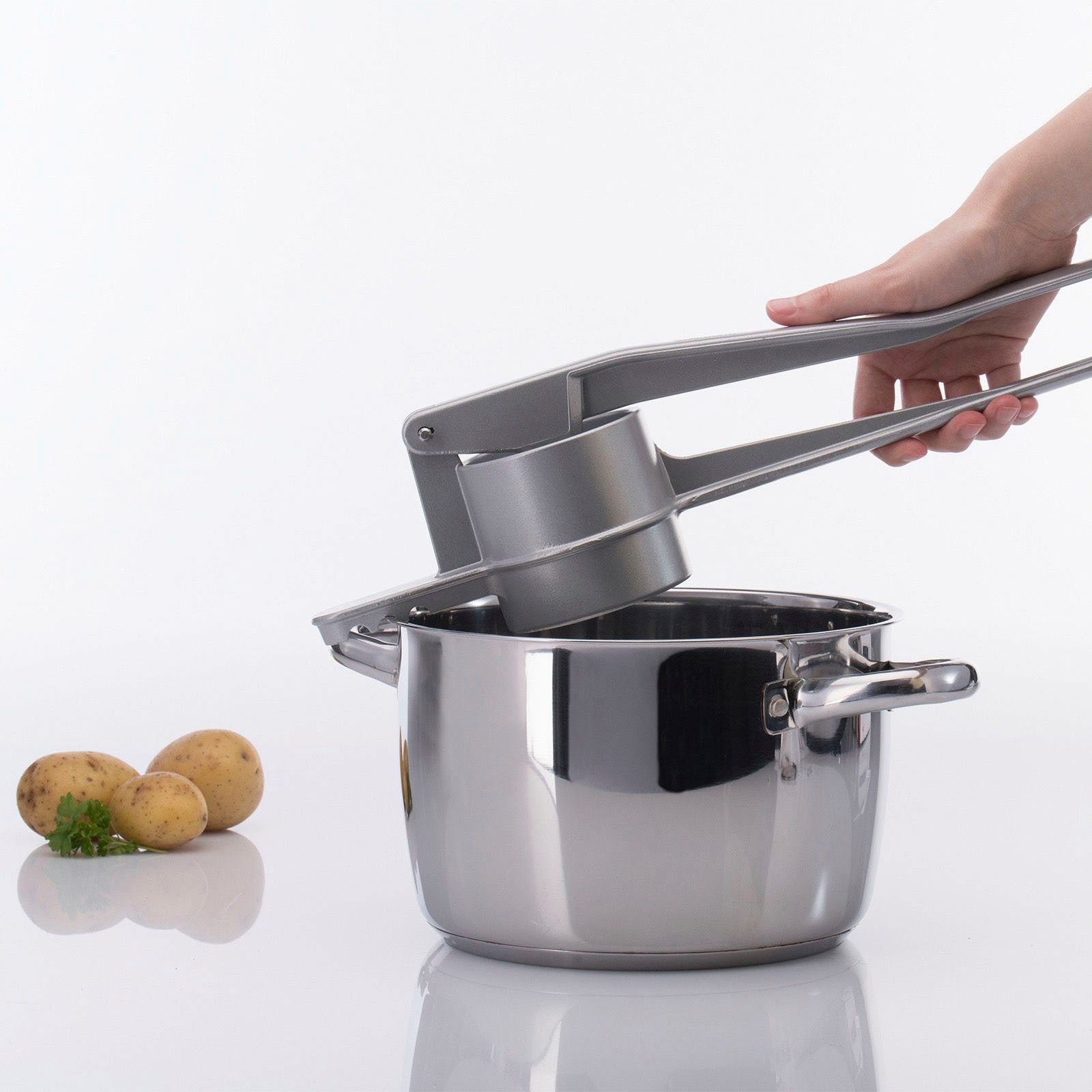 WESTMARK Kartoffelpresse Spätzlepresse, Aluminium, Rundloch, auch ideal für Eis oder Früchte, Füllvolumen 250 ml
