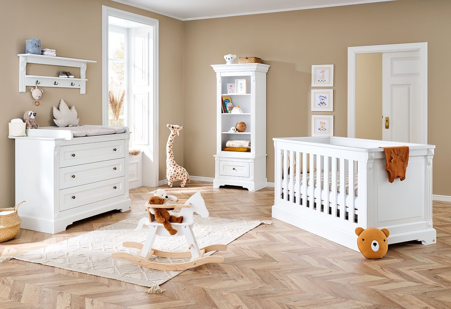 Pinolino® Babymöbel-Set Emilia, (Spar-Set, 3-St., Kinderbett,  Wickelkommode, Wandregal), breit; mit Kinderbett, Wickelkommode