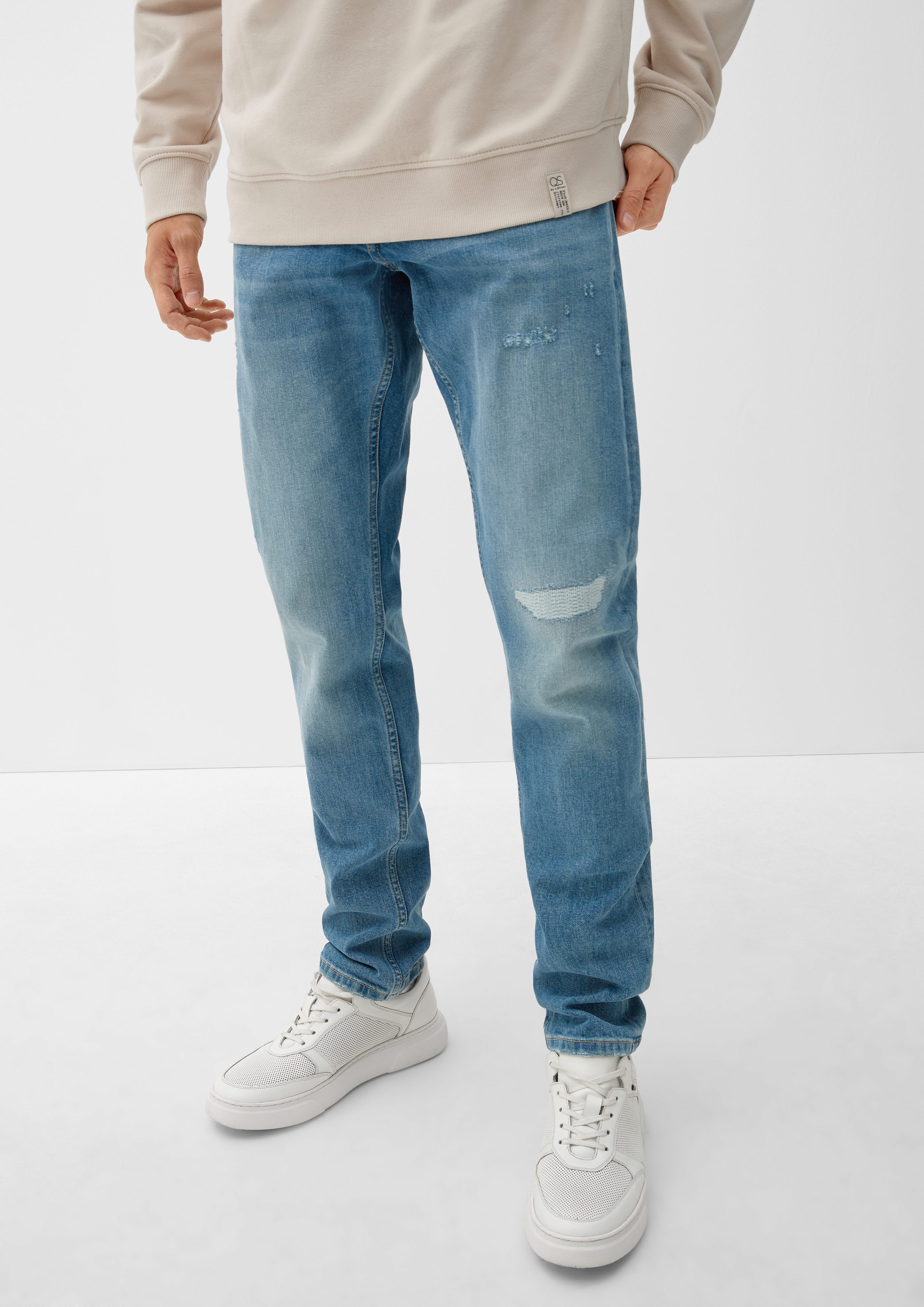 QS Stoffhose Jeans Rick / Slim Fit / Mid Rise / Slim Leg Destroyes, Leder-Patch, Waschung