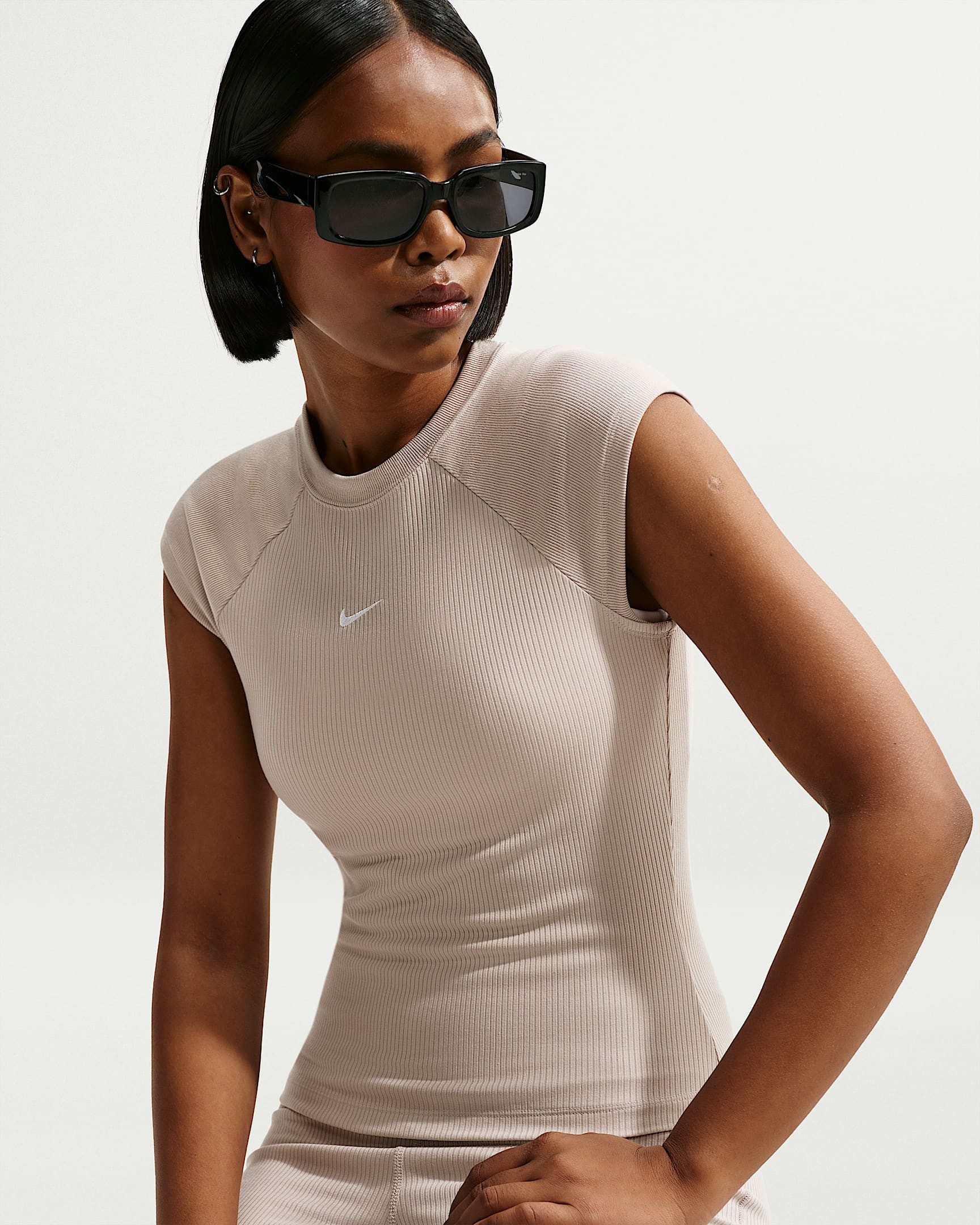 Nike Sportswear T-Shirt W NSW CHILL KNIT RIB SS TOP (Consumer Facing Name TBD) mit Rundhalsausschnitt, in normaler Länge