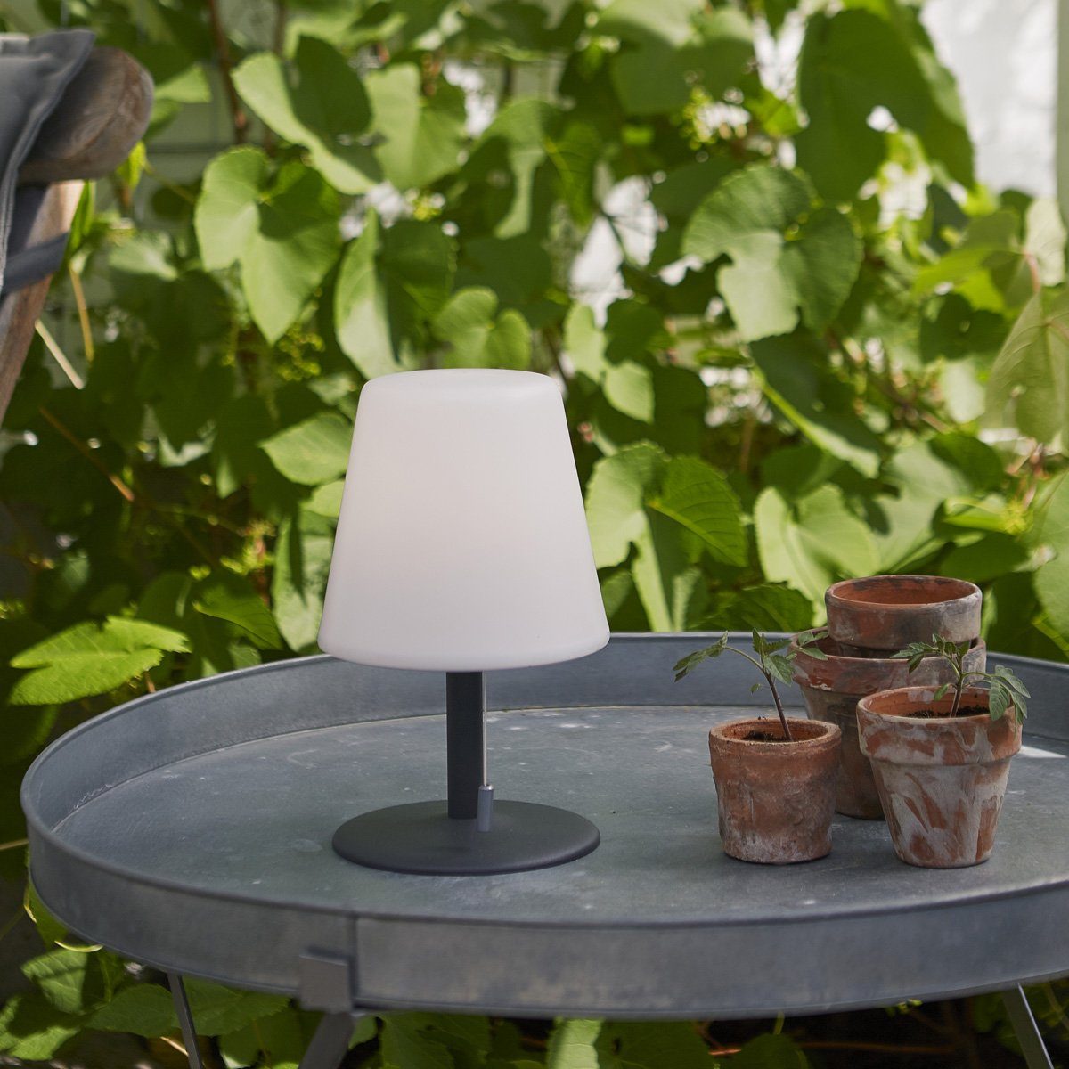 STAR TRADING LED Außen-Tischleuchte LED Garten Tischlampe 26,5cm weißer Lampenschirm Batterie außen, LED Classic, warmweiß (2100K bis 3000K) | Tischleuchten