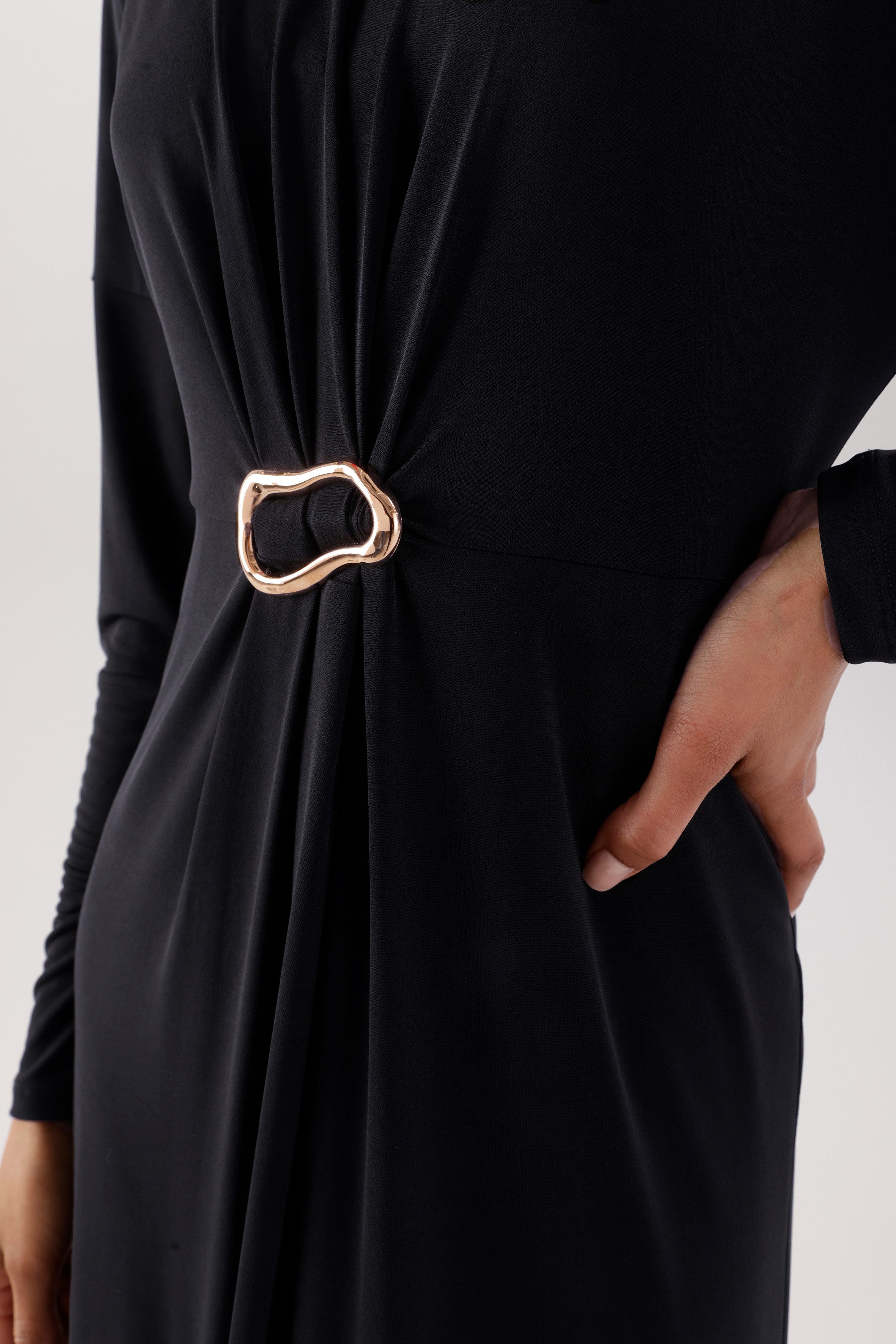 Aniston SELECTED Maxikleid schmeichelnde Raffung mit dekorativer Brosche - NEUE KOLLEKTION
