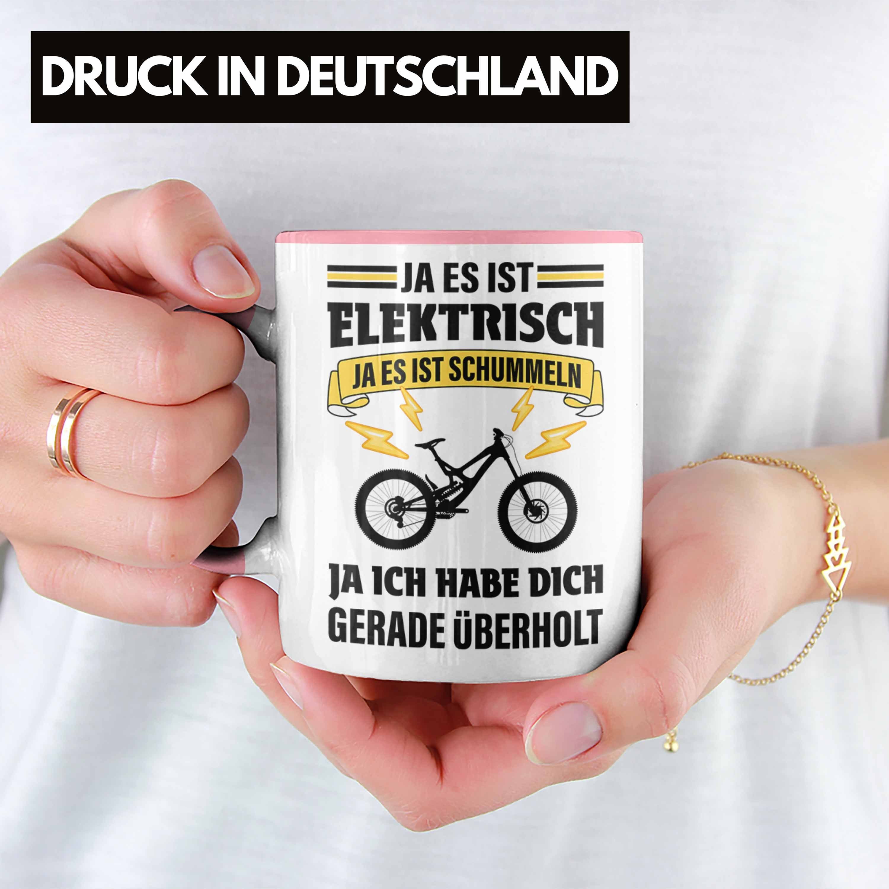 Geschenk Spruch Trendation - Elektrofahrrad Tasse Geschenke mit E-Bike Lustige Kaffeetasse Ebike Tasse Rosa Trendation