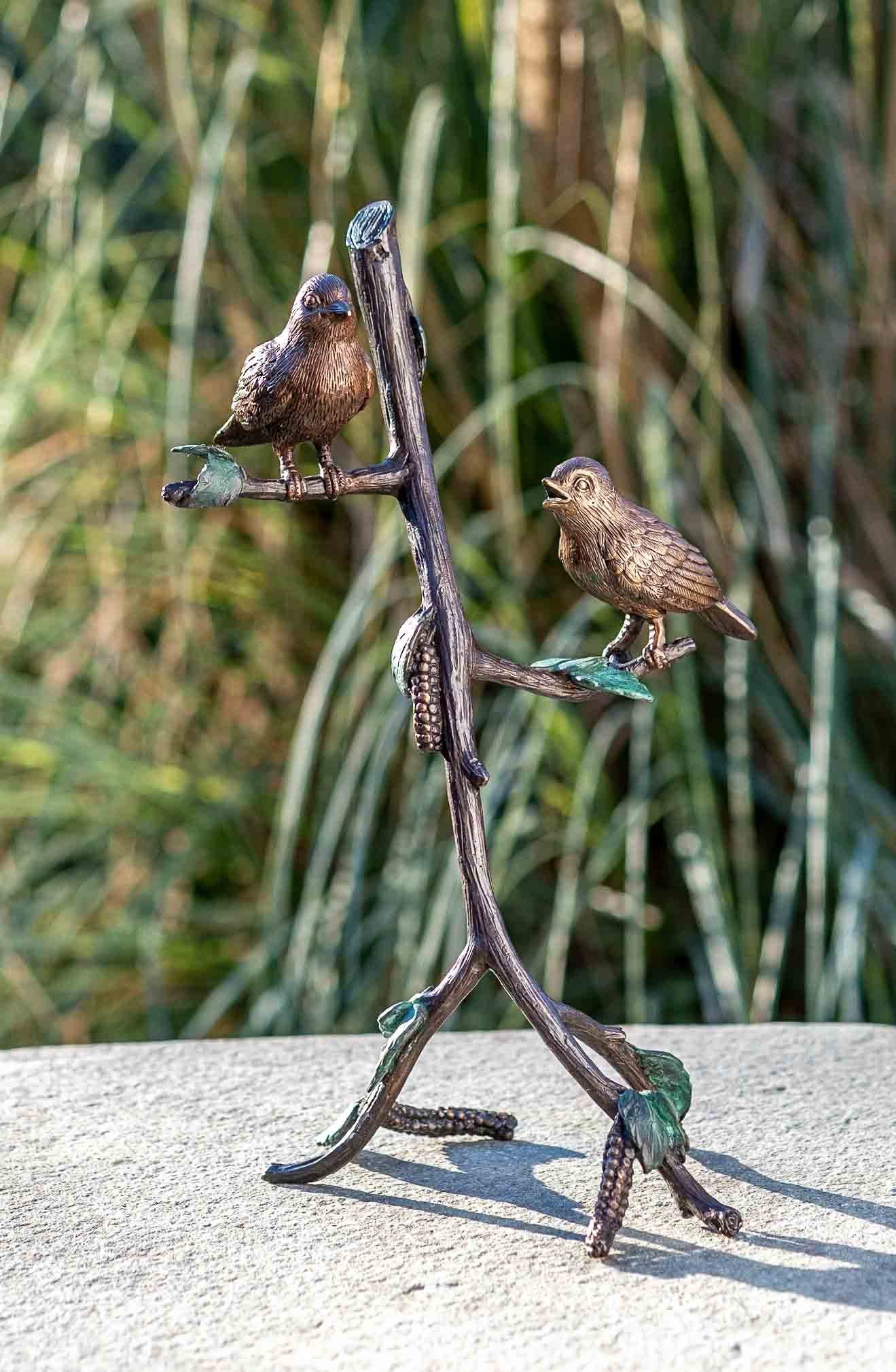 Regen – gegen Hand und und witterungsbeständig Zwei Bronze-Skulptur Wachsausschmelzverfahren patiniert. Frost, UV-Strahlung. von Bronze Langlebig gegossen auf sehr Bronze IDYL – Vögel IDYL – werden Die Ast, robust in in Modelle Gartenfigur