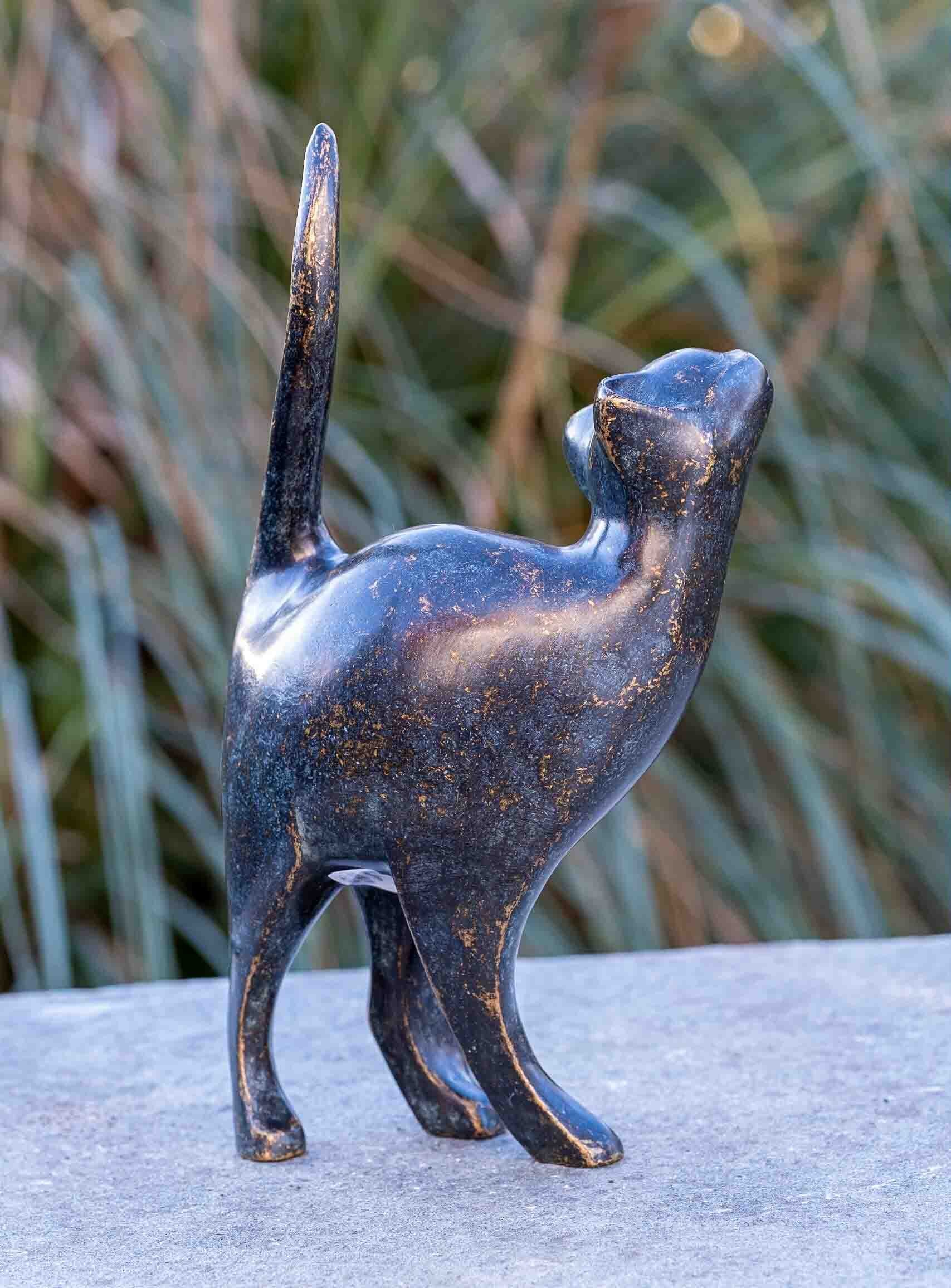 in Katze, – Frost, sehr Langlebig und und Bronze-Skulptur Dekofigur Regen Bronze werden Moderne Hand gegossen in Wachsausschmelzverfahren robust IDYL Die patiniert. IDYL gegen UV-Strahlung. witterungsbeständig – von Bronze Modelle –