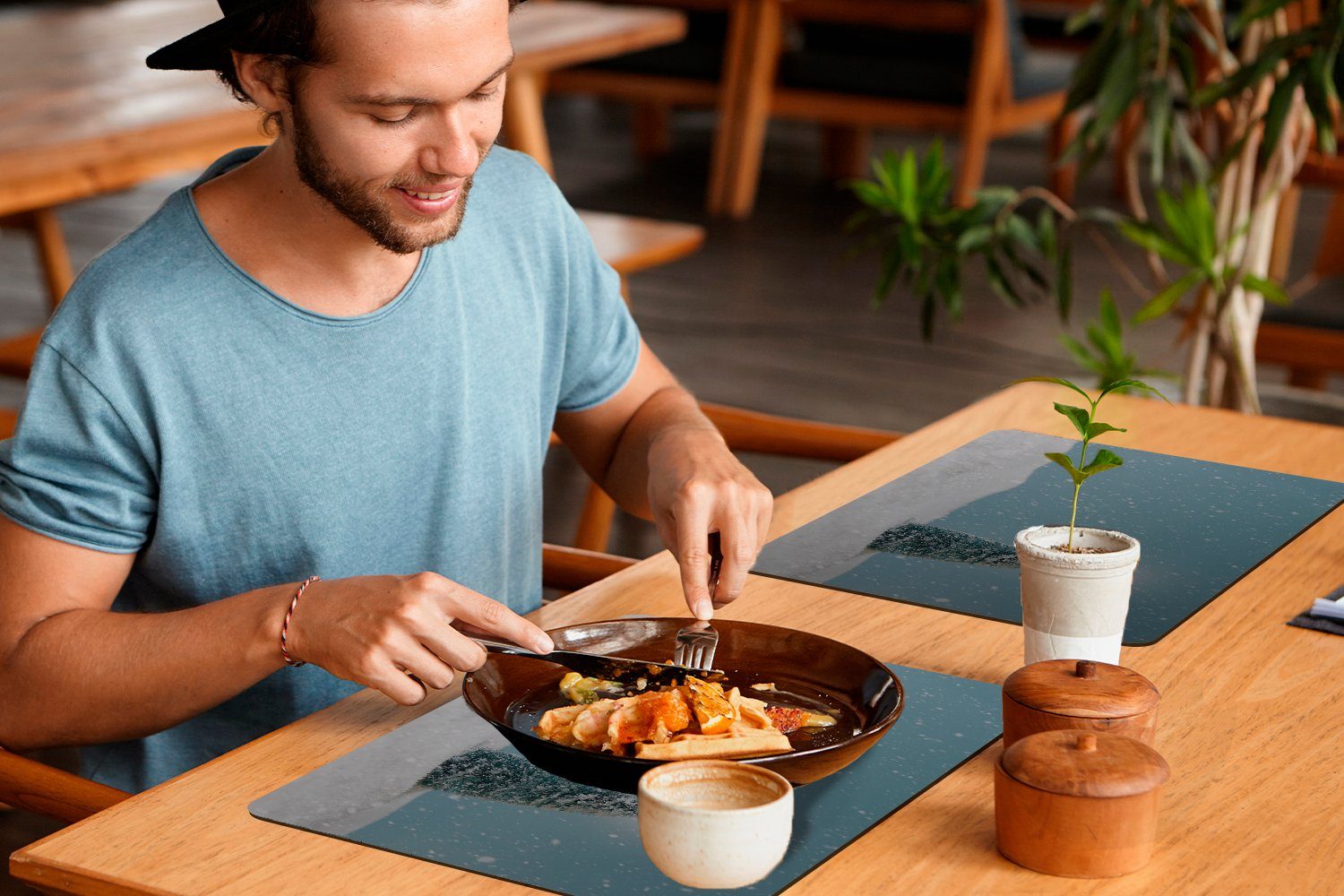 und blauen, Platzset, Platzdecken, Landschaft Ein einem Weihnachtsbaum Platzset, (6-St), in MuchoWow, Schmutzabweisend Platzmatte, verschneiten einer Tischmatten,