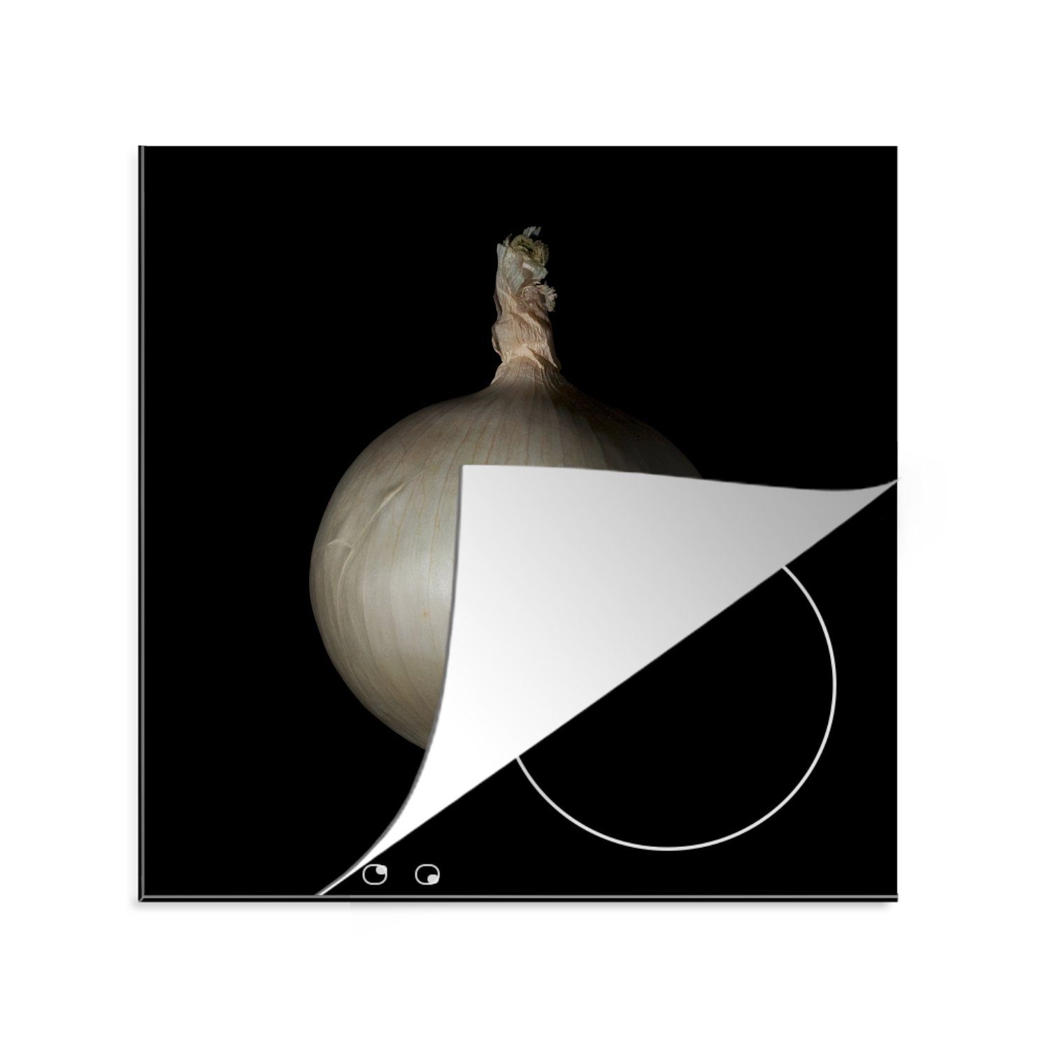 MuchoWow Herdblende-/Abdeckplatte Einsame weiße Zwiebel auf einem schwarzen reflektierenden Hintergrund, Vinyl, (1 tlg), 78x78 cm, Ceranfeldabdeckung, Arbeitsplatte für küche