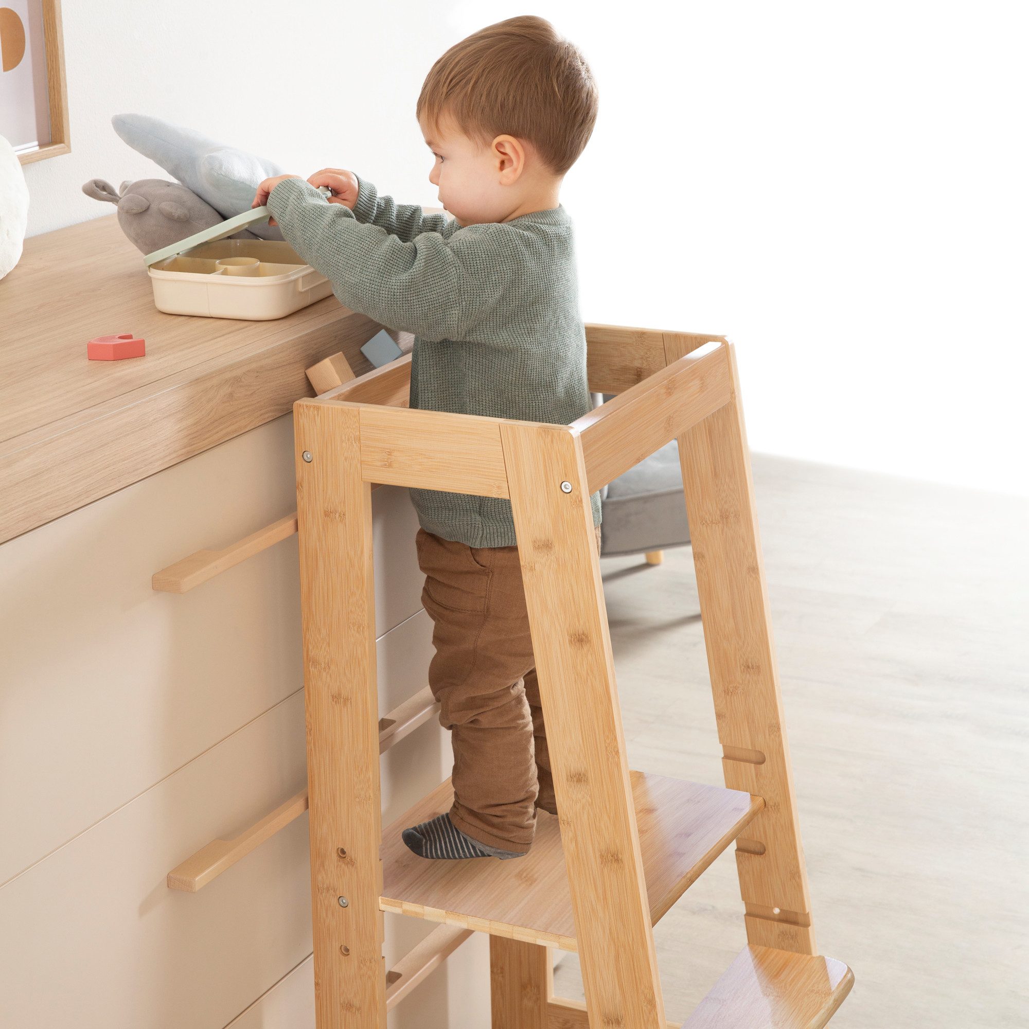 roba® Stehhilfe Lernturm Montessori - Sicherer Tritthocker für Kinder - Umkippschutz (ab 1 Jahr - bis 80kg belastbar - extra stabil), Küchenhelfer - Höhenverstebllar - FSC - Massives Bambus Holz