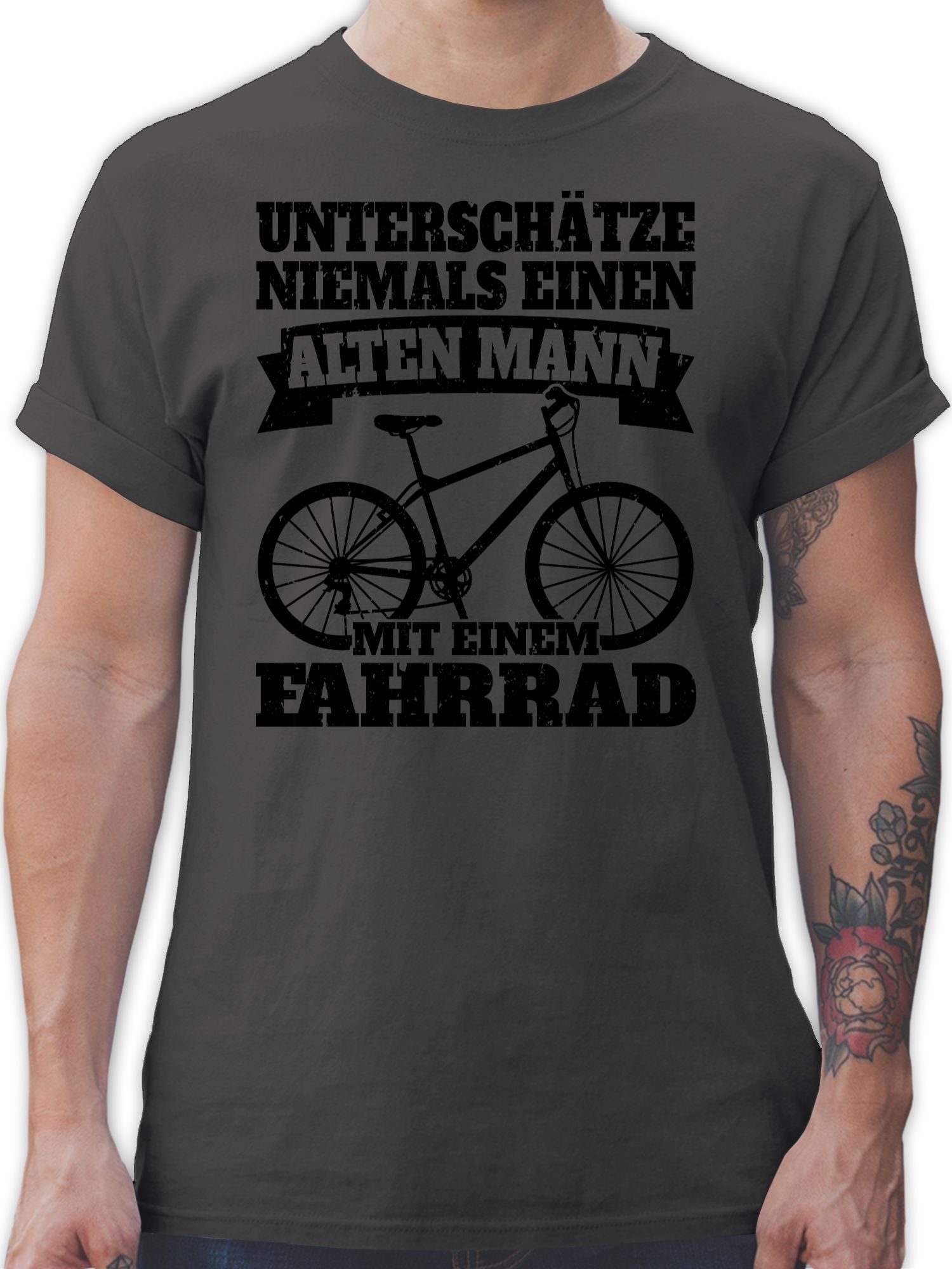 T-Shirt Unterschätze niemals einen alten Mann mit einem Fahrrad - schwarz