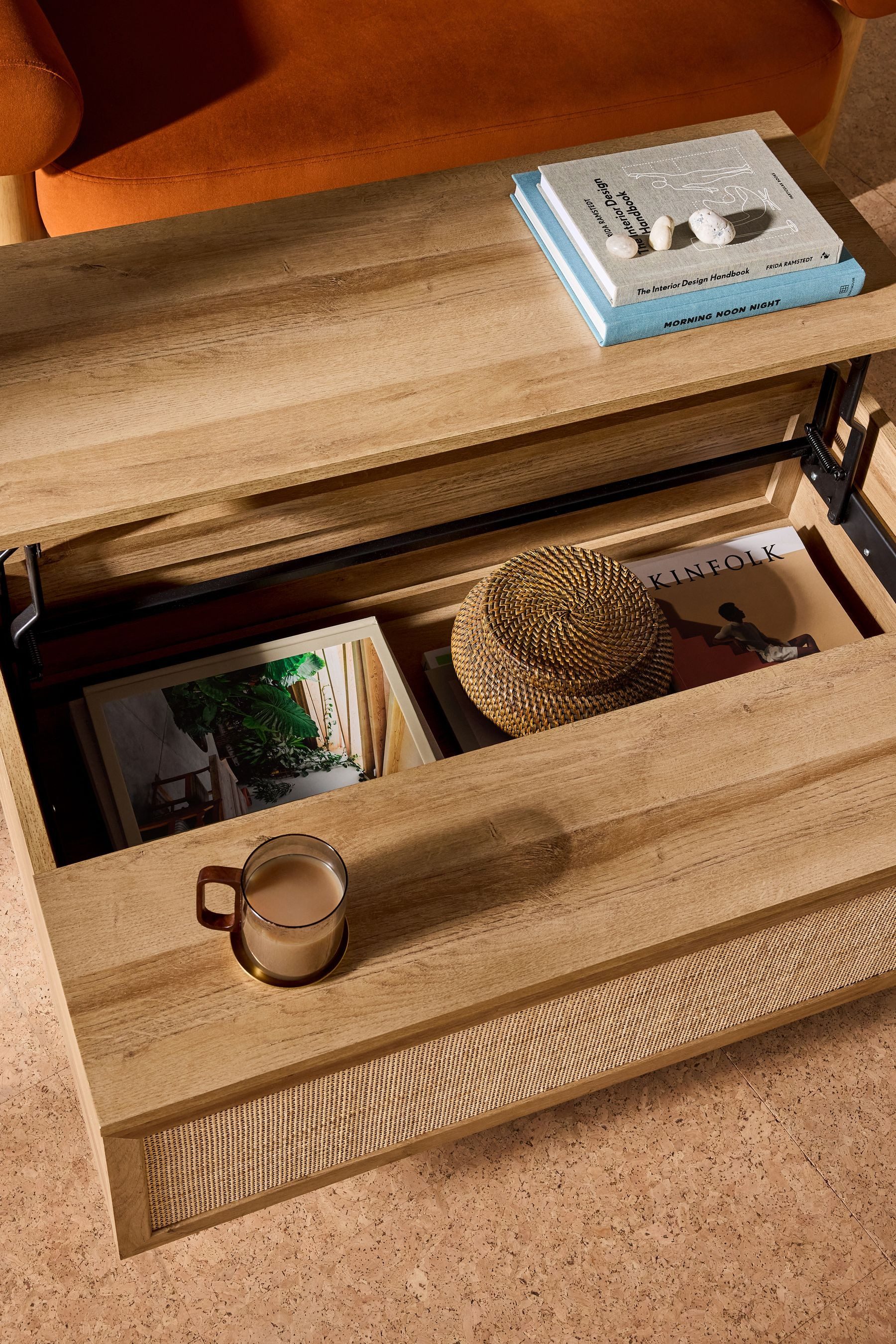MADE Couchtisch MADE.COM Pavia Couchtisch/Schreibtisch aus Rattan (1-St)