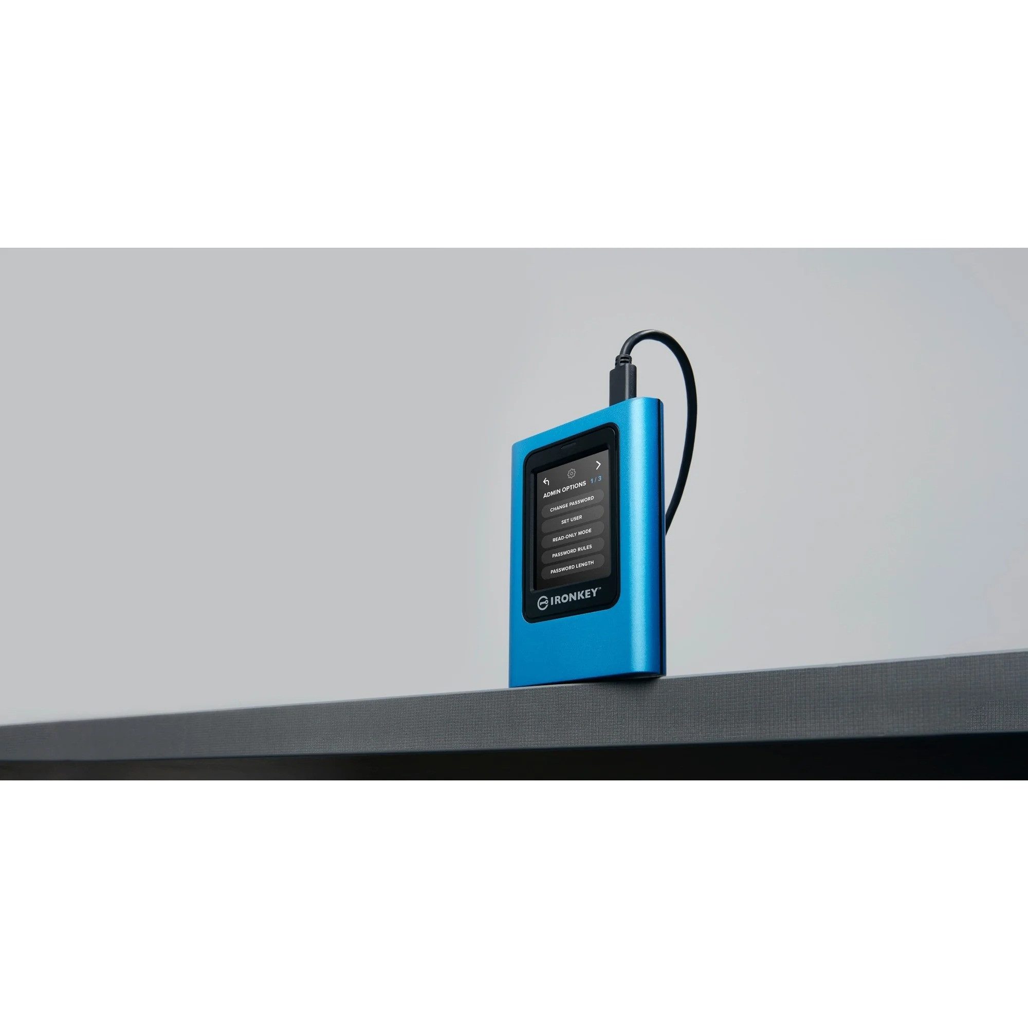Kingston IronKey VP80 960GB Portable USB-C mobile externe SSD (960 GB) 250 MB/S Lesegeschwindigkeit, 250 MB/S Schreibgeschwindigkeit, AES 256-Bit XTS, Touchscreen, Multi-PIN, Brute-Force Schutz