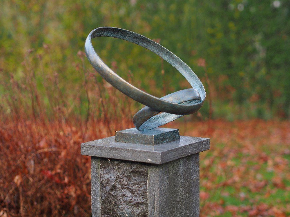 witterungsbeständig Hand IDYL Wachsausschmelzverfahren – in Skulptur sehr Bronze – Langlebig gegossen Moderne – von Gartenfigur IDYL und und gegen in werden robust Bronze-Skulptur Modelle Die patiniert. Regen UV-Strahlung. "Together", Frost, Bronze