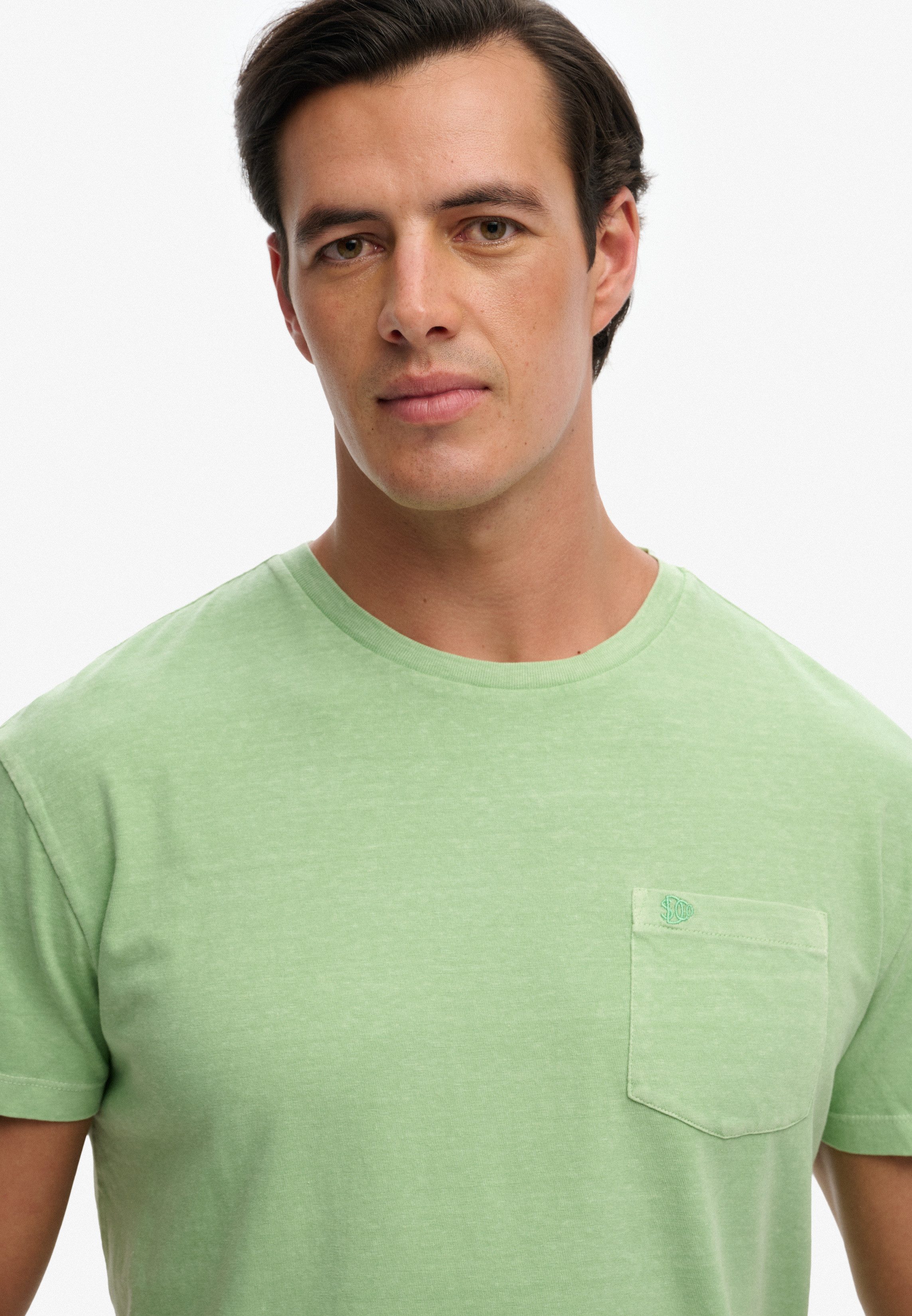 Superdry Rundhalsshirt COTTON CLASSIC LINEN PKT TEE Baumwollmischung, relaxed fit aus luftig leichtem Baumwoll-Leinen-Mix